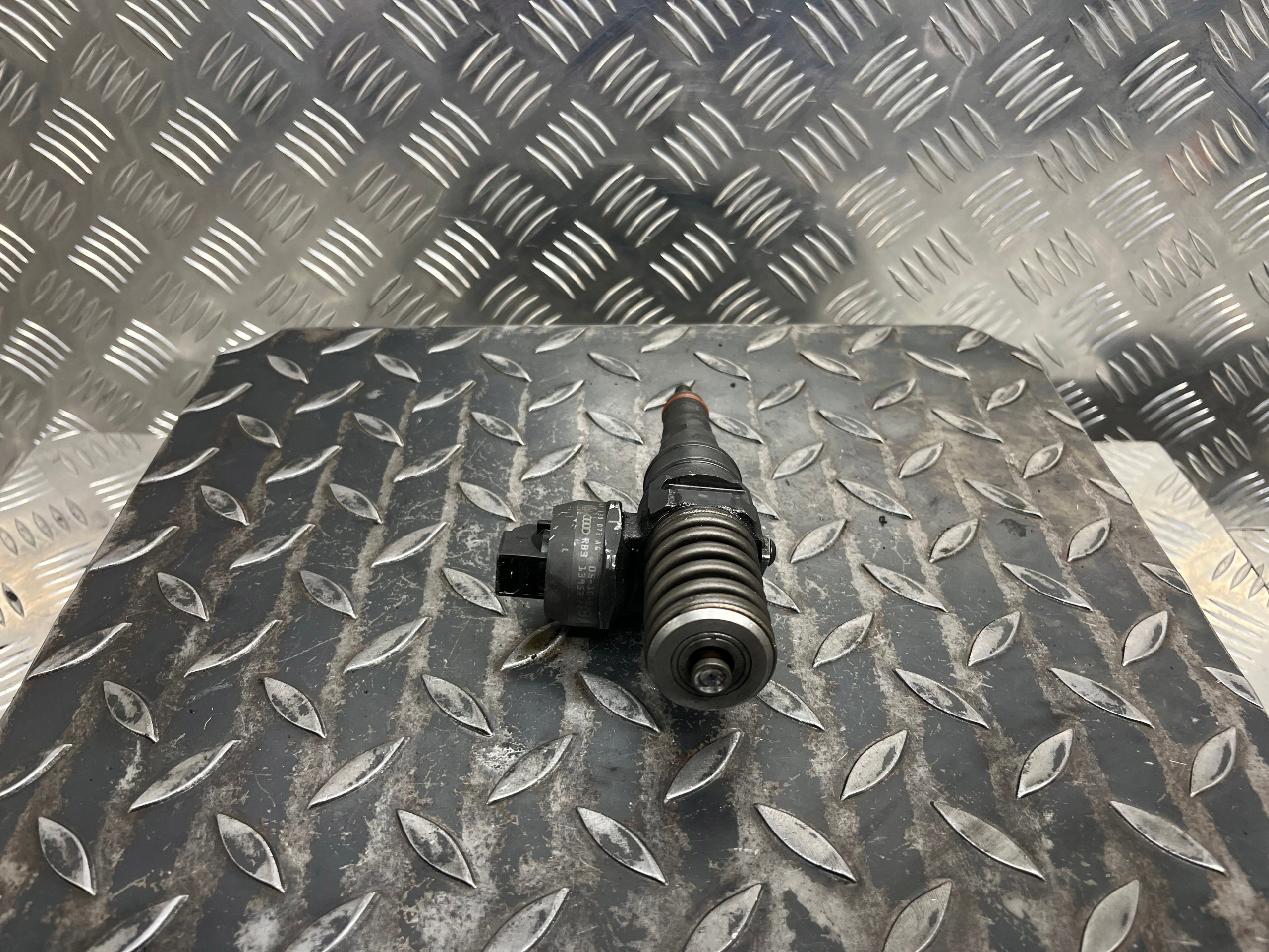 Pumpedüse VOLKSWAGEN PASSAT B6 1.9 TDI 038130073AG