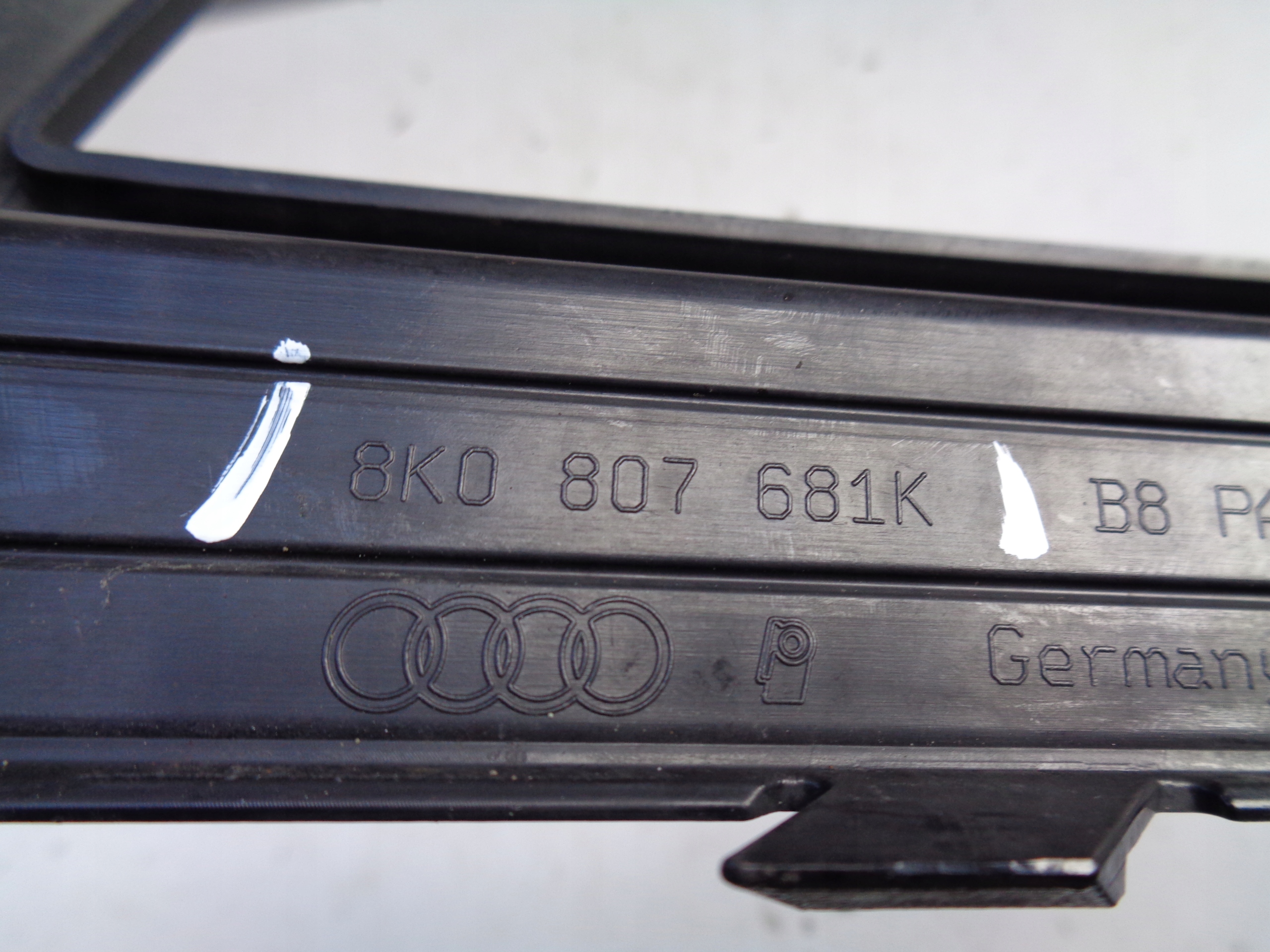 grid of a bumper front left AUDI A4 B8 8K 8K0 11-14
