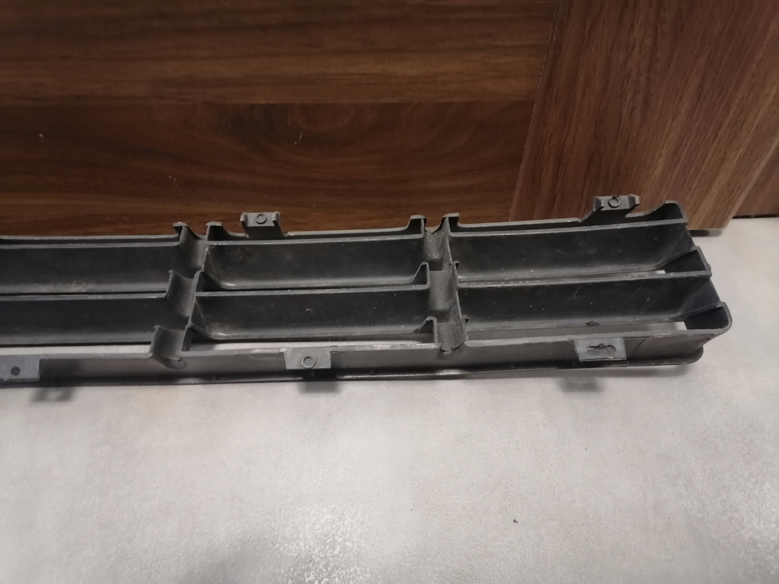 Lüftungsgitter der Stoßstange mitte VW GOLF IV 1J08753677D