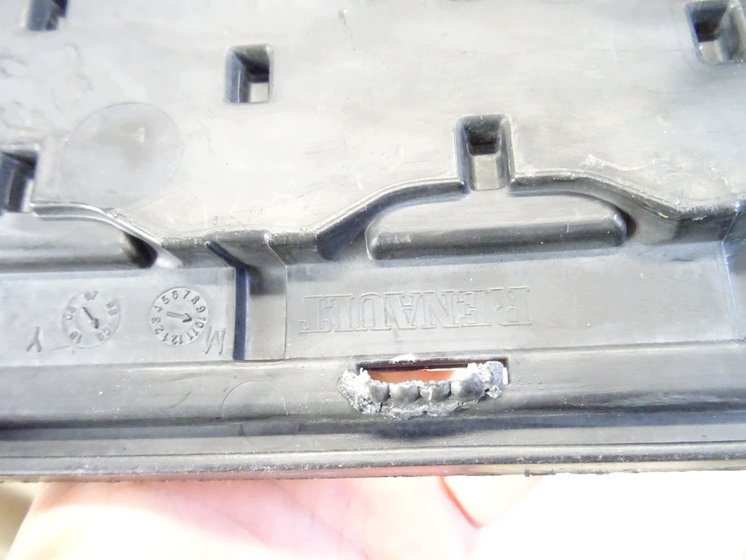 grid of a bumper front central RENAULT TWINGO II LIFT 7701067873