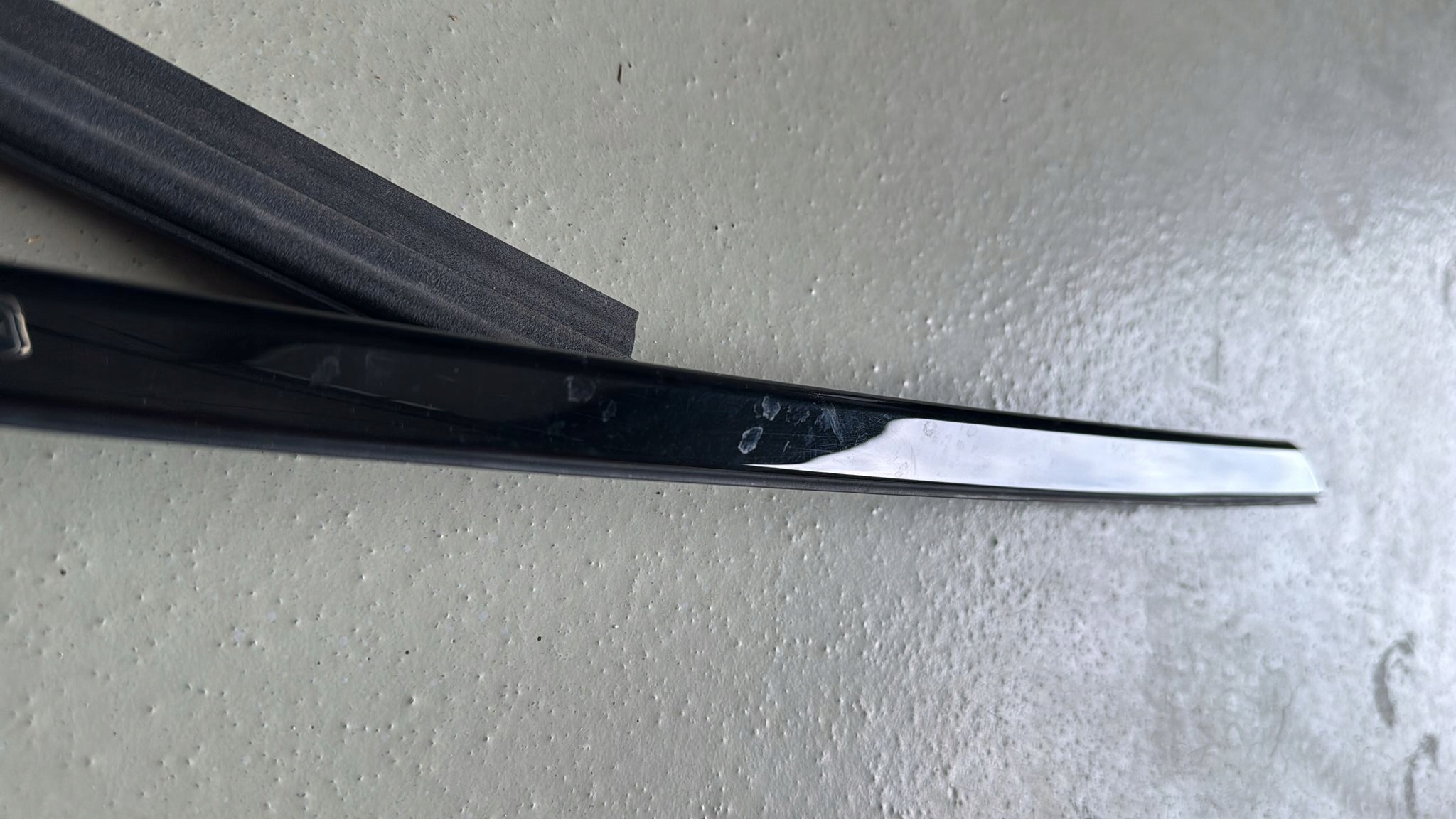 LAMBORGHINI URUS LISTWA LISTEWKA DRZWI DRZWIOWA KAROSERYJNA LEWA USZCZELKA Producent części Lamborghini OE