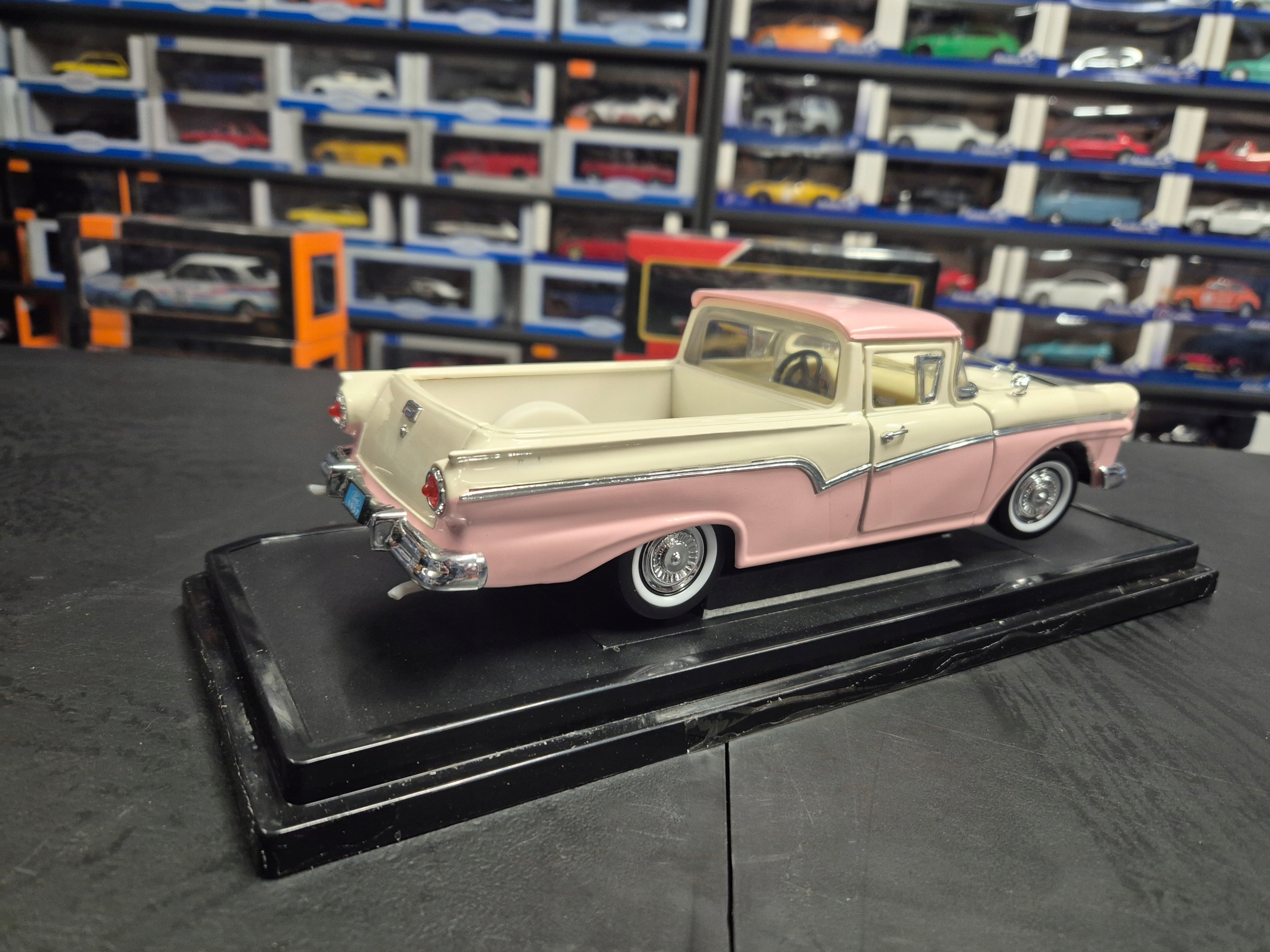 FORD RANCHERO 1957 1/18 ROAD SIGNATURE LDC 92208 Skala skale do 1:18