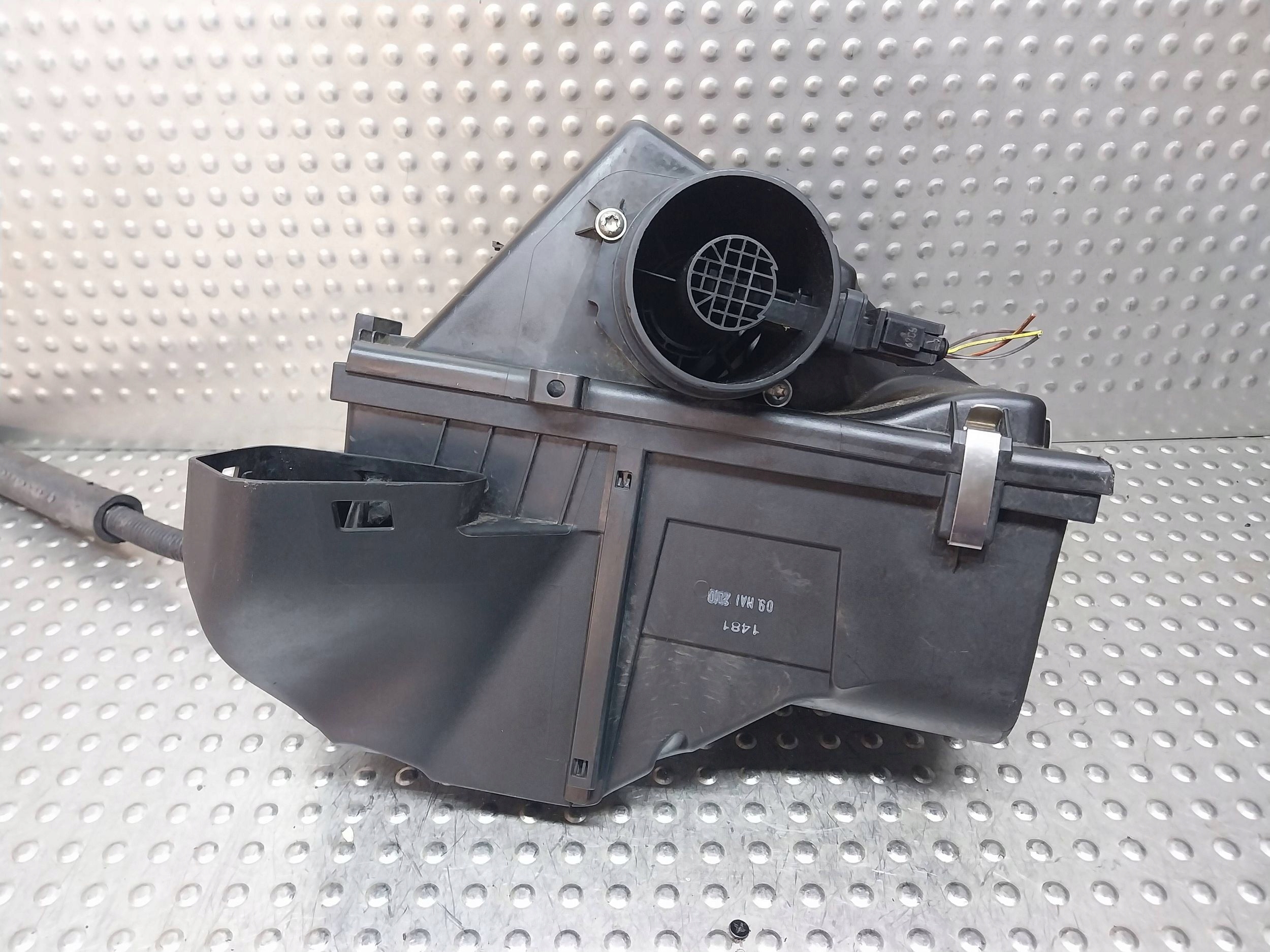 poklopač filtera zračni 7797467 BMW E90 E91 E92 E93 E82 E84 E88 2.0D N47