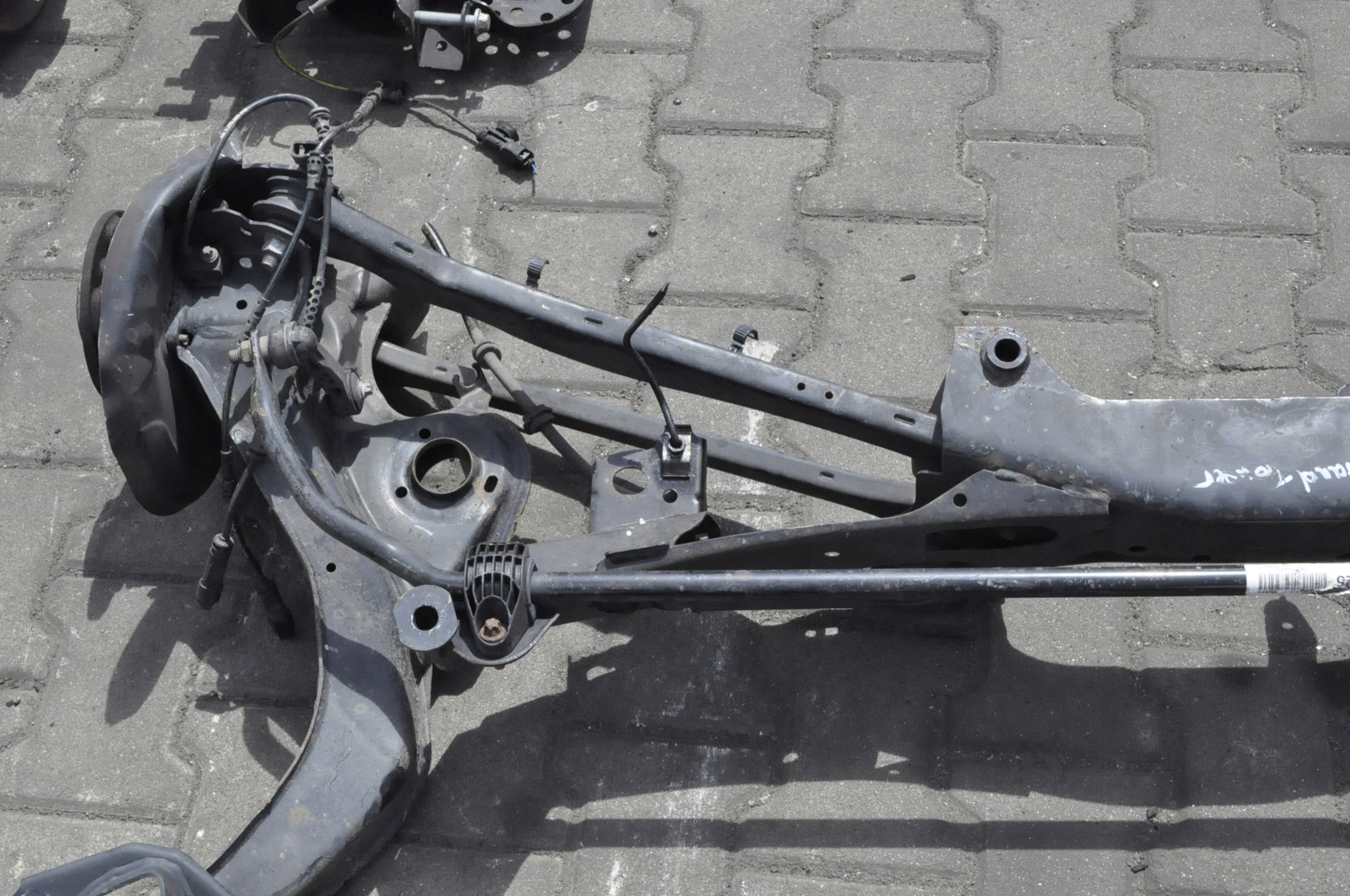 BMW F39 F44 F46 F48 1.5 136KM 2.0 16V 192KM ZAWIESZENIE BELKA TYŁ 6851560 Producent części BMW OE