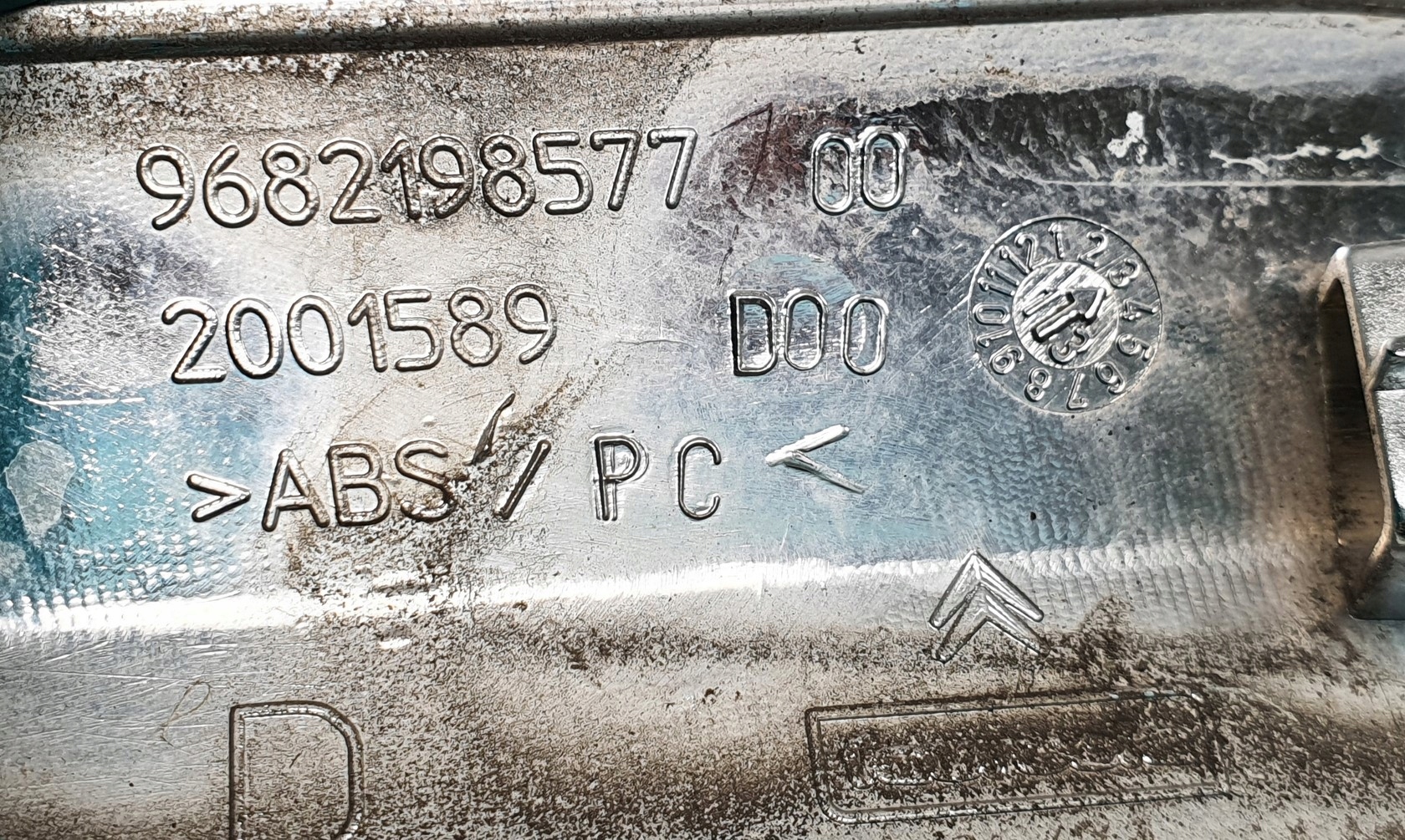 LISTWA ZDERZAKA PRAWY PRZOD CITROEN C5 III X7 Part number 9682198577