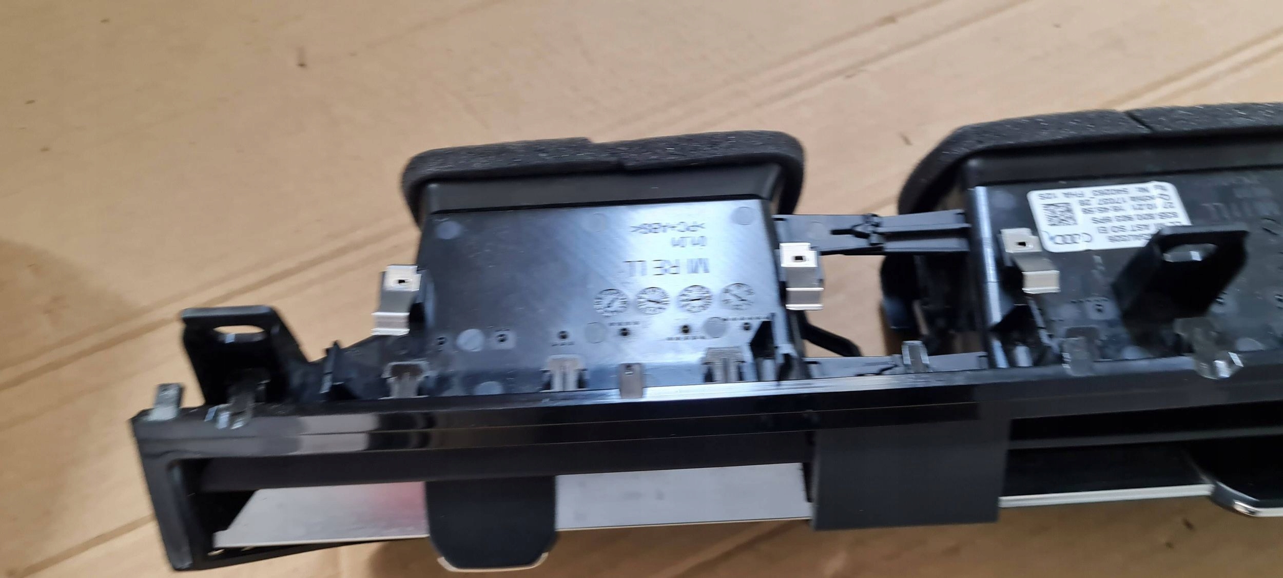 Q3 83A Lüftungsgitter des lüfters mitte PIANO EU 83B820903