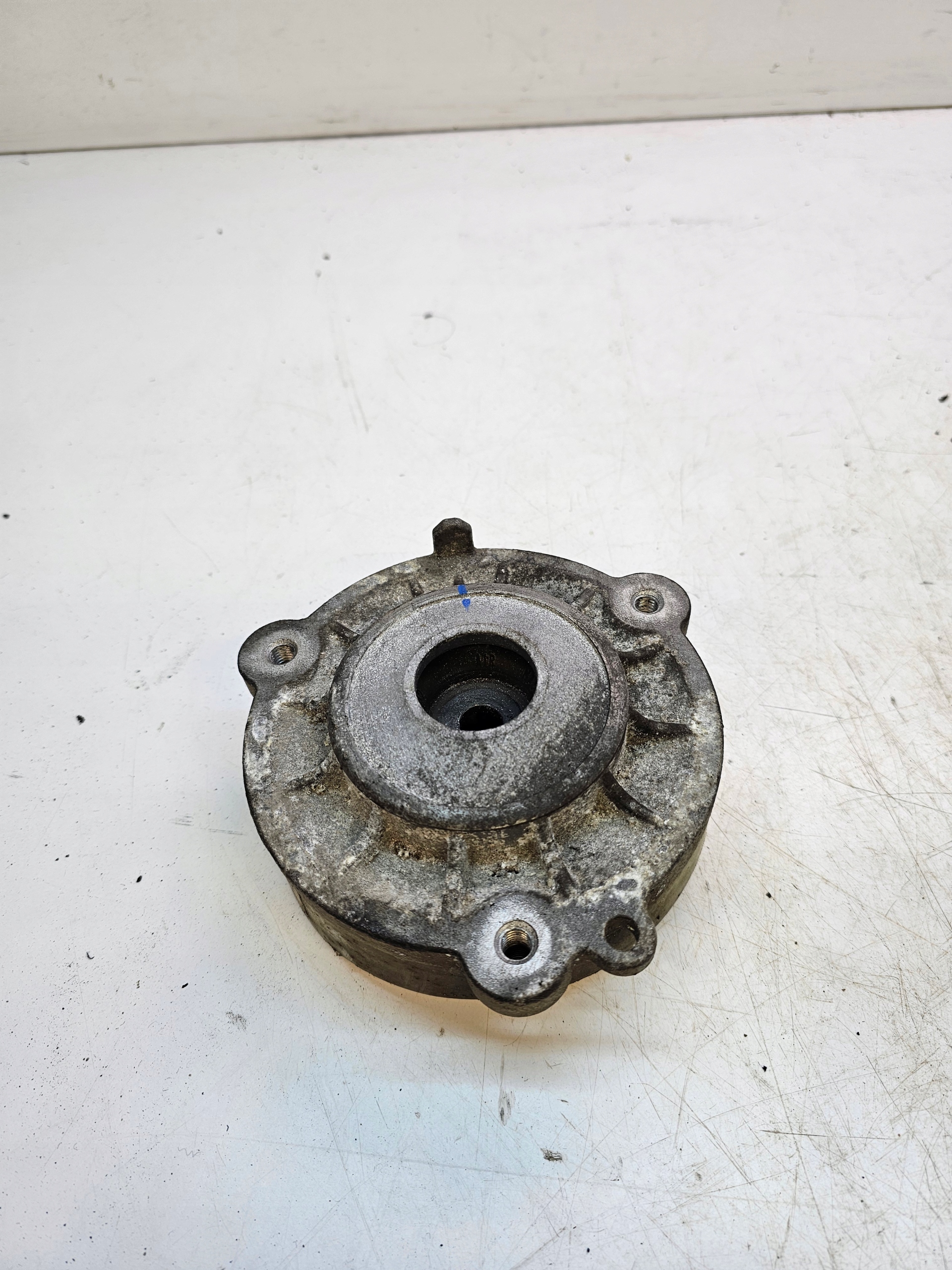 holder upper of a shock absorber front A4 B9 A5 8W0413333