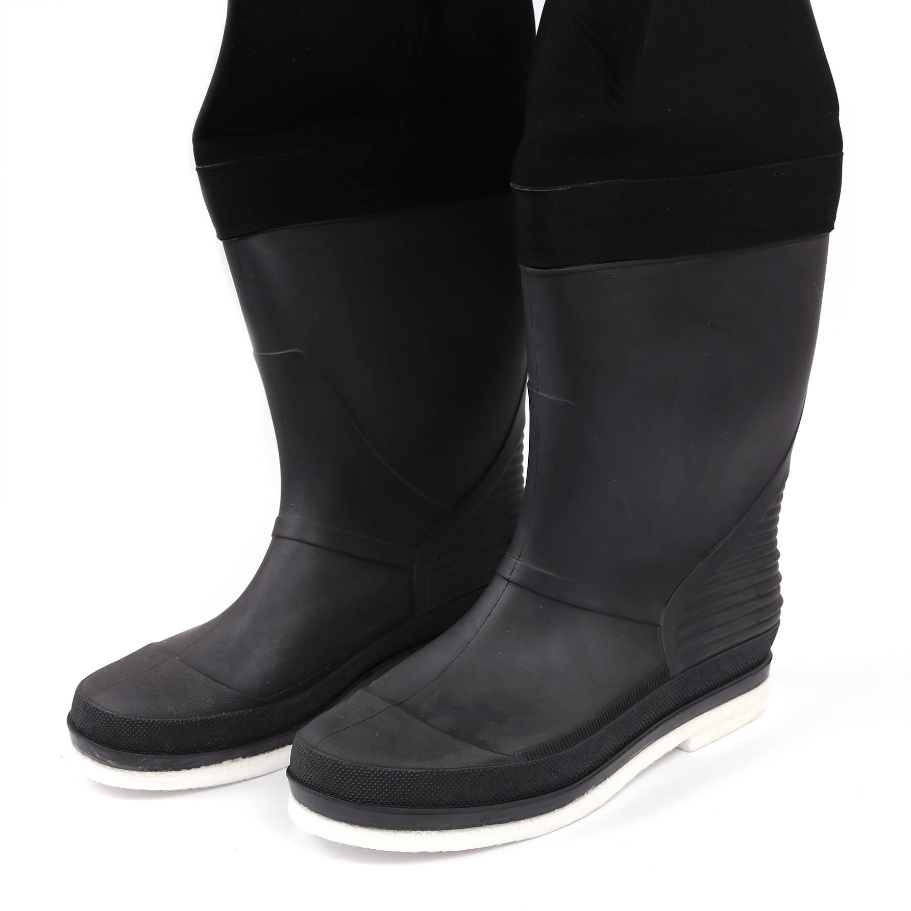 SPODNIOBUTY NEOPRENOWE Z FILCOWĄ PODESZWĄ-44/45 Cechy dodatkowe regulowane szelki