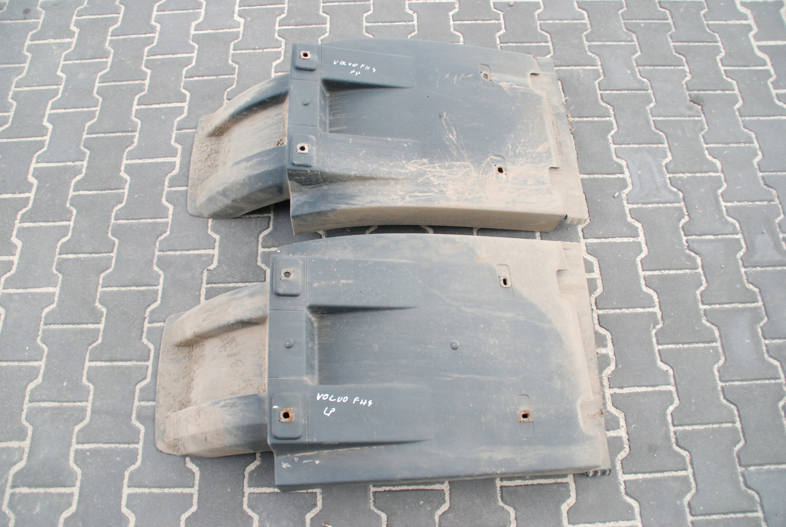 ORYGINAŁ NADKOLE BŁOTNIK + CHLAPACZ VOLVO FH FH4