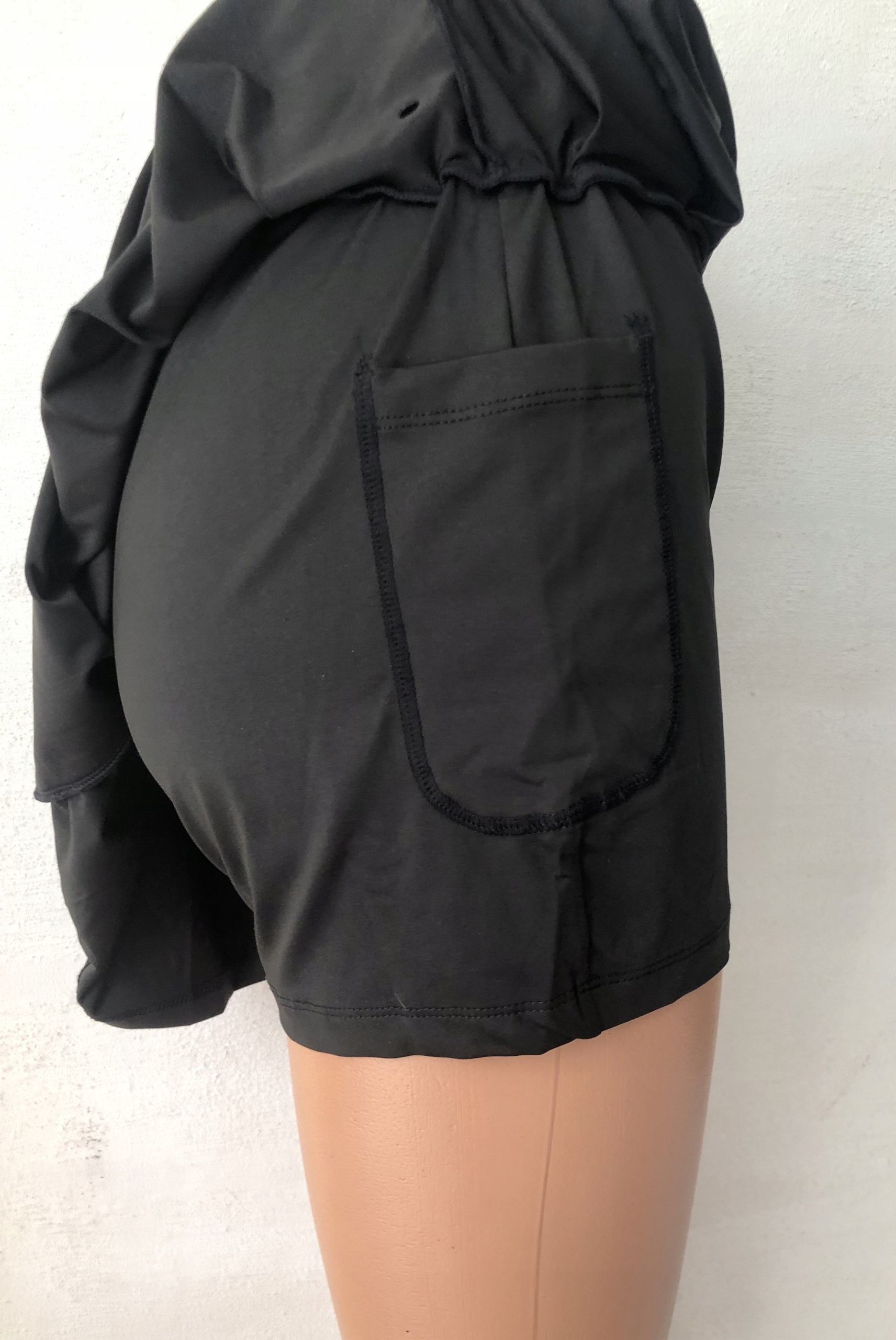 OUTLET SPRTOWA SPÓDNICZKA Z WSZYTYMI SZORTAMI L Płeć kobieta