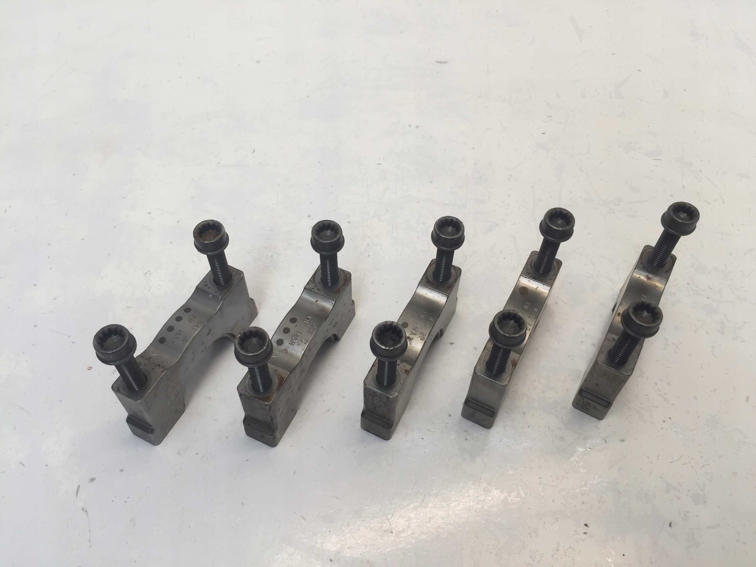 04E - AUDI A3 8Y VW 1.5 eTSI DFYA подножка крепление вала