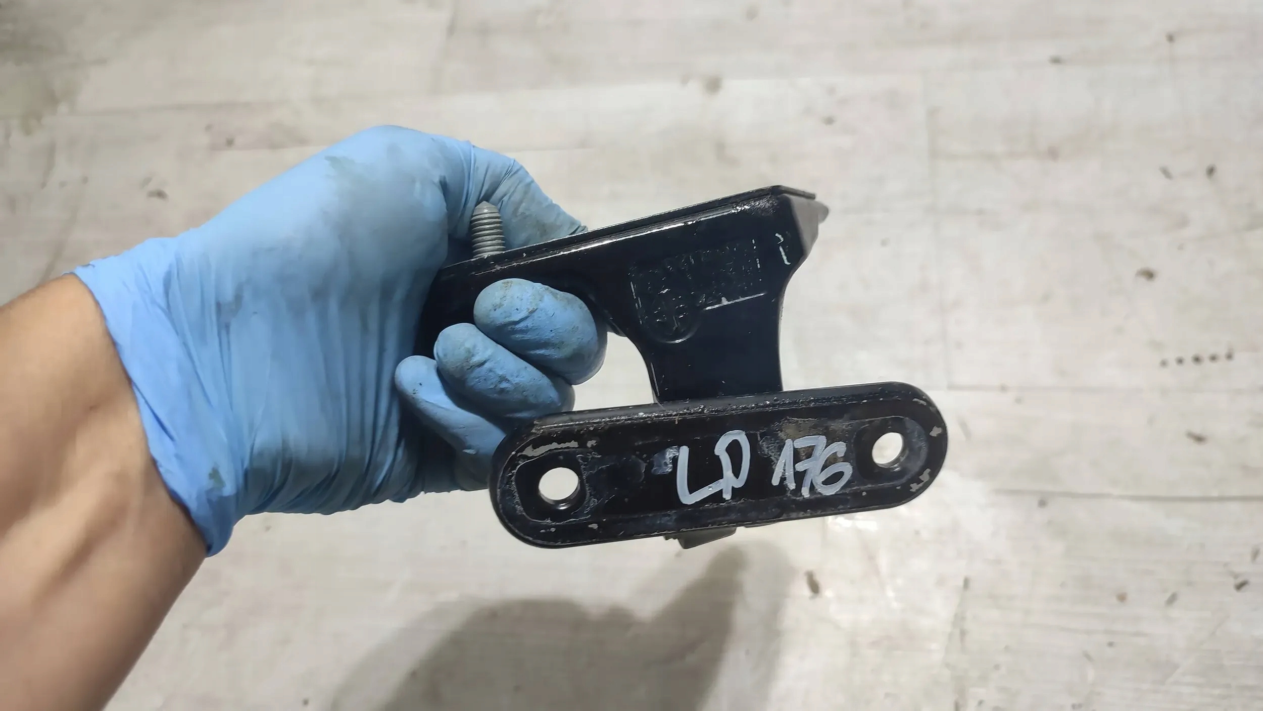 Mercedes-Benz A-classa W176 17r. 1.5cdi front side left hinge