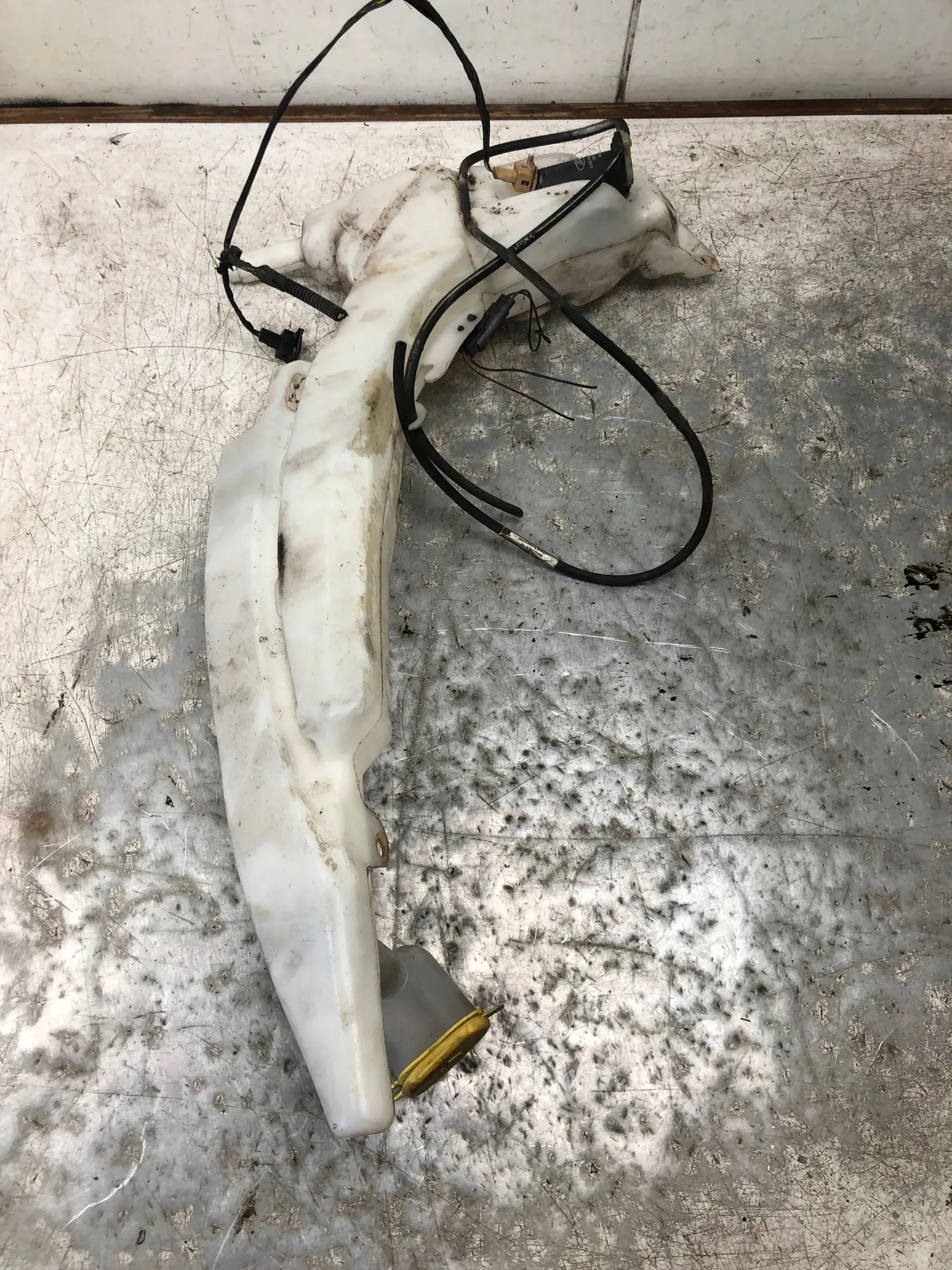washer fluid tank FORD FOCUS MK1 XS41-17618-BH