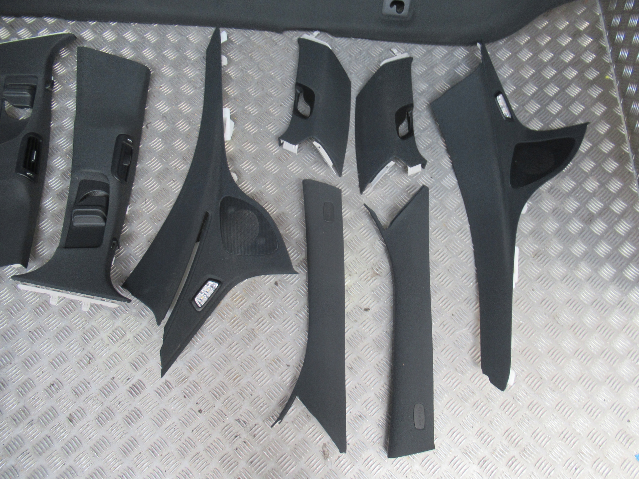 MERCEDES E W213 KOMBI PODSUFITKA CZARNA KOMPLETNA Jakość części (zgodnie z GVO) Q - oryginał z logo producenta części (OEM, OES)