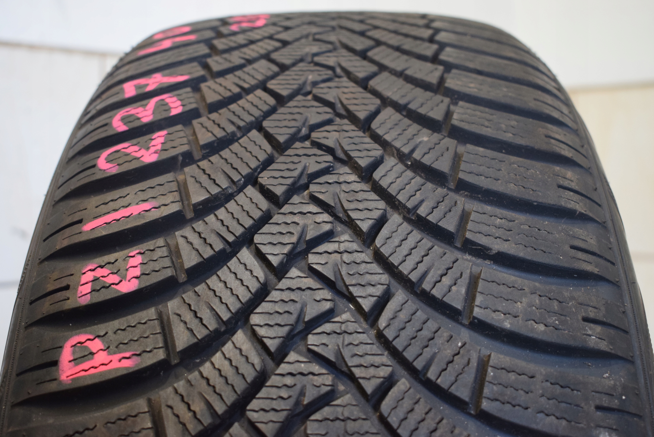 R20 255/40 101V Falken EuroWinter HS01