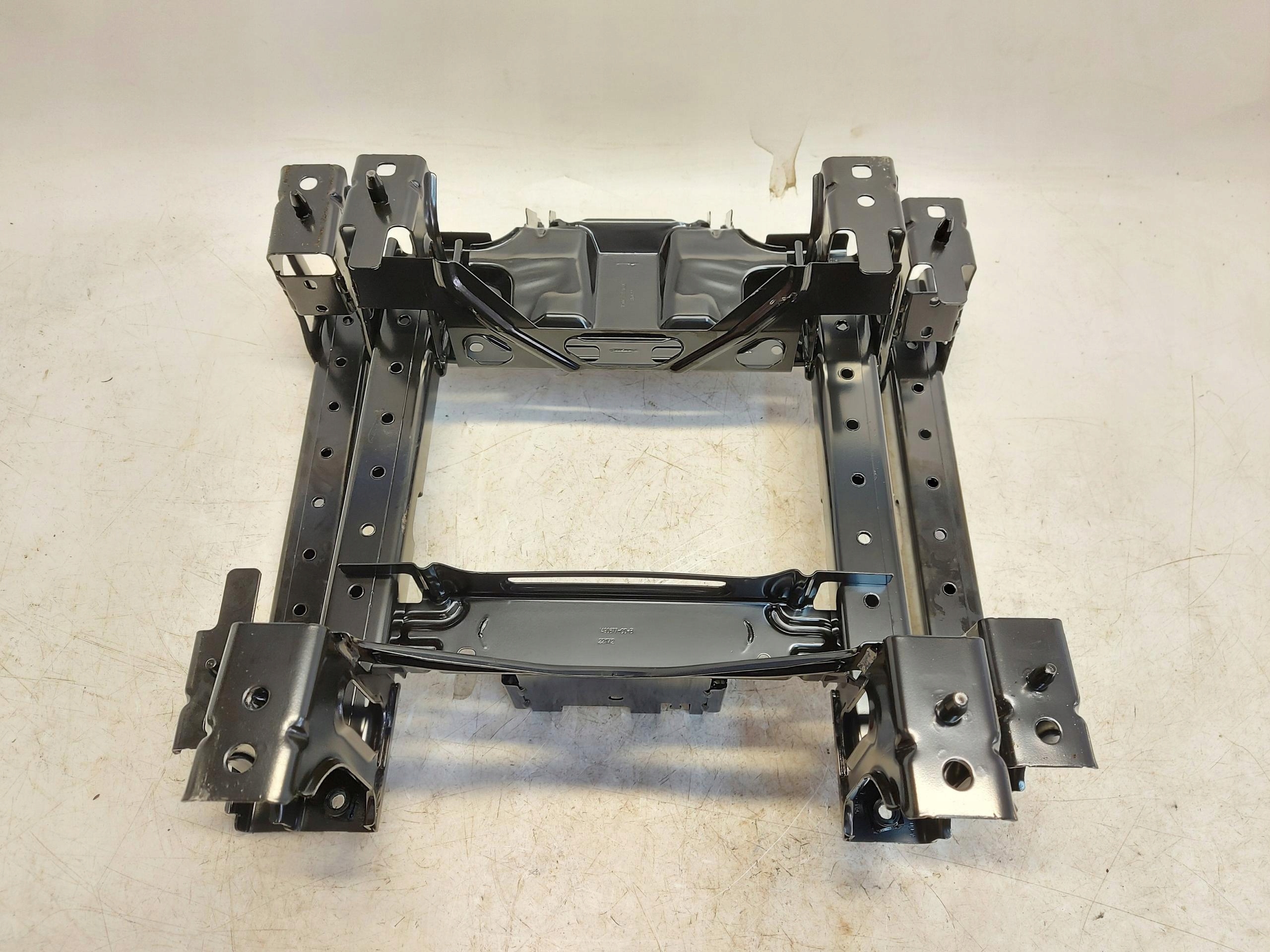 TESLA MODEL Y 2022r Poignées Fixation Sièges Support 1490675-33-D-JLK012