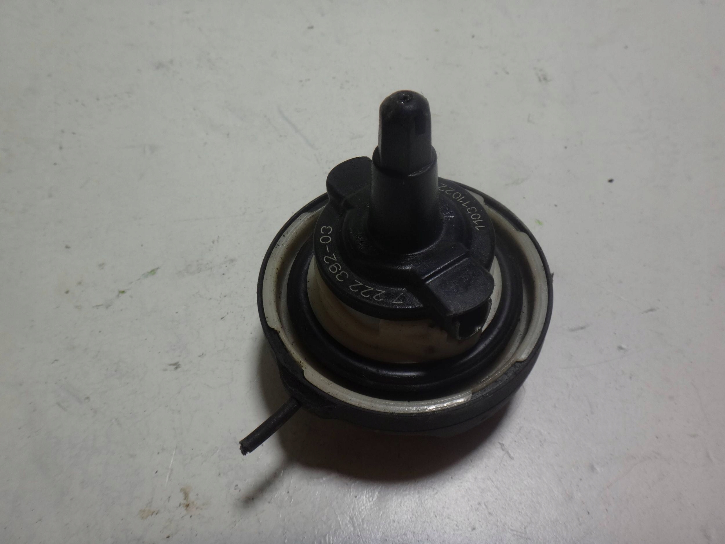 KOREK PALIWA DO BMW E60 G30 F01 E84 MINI R56 R55 R60 B47 N47 7222392 Producent części BMW OE