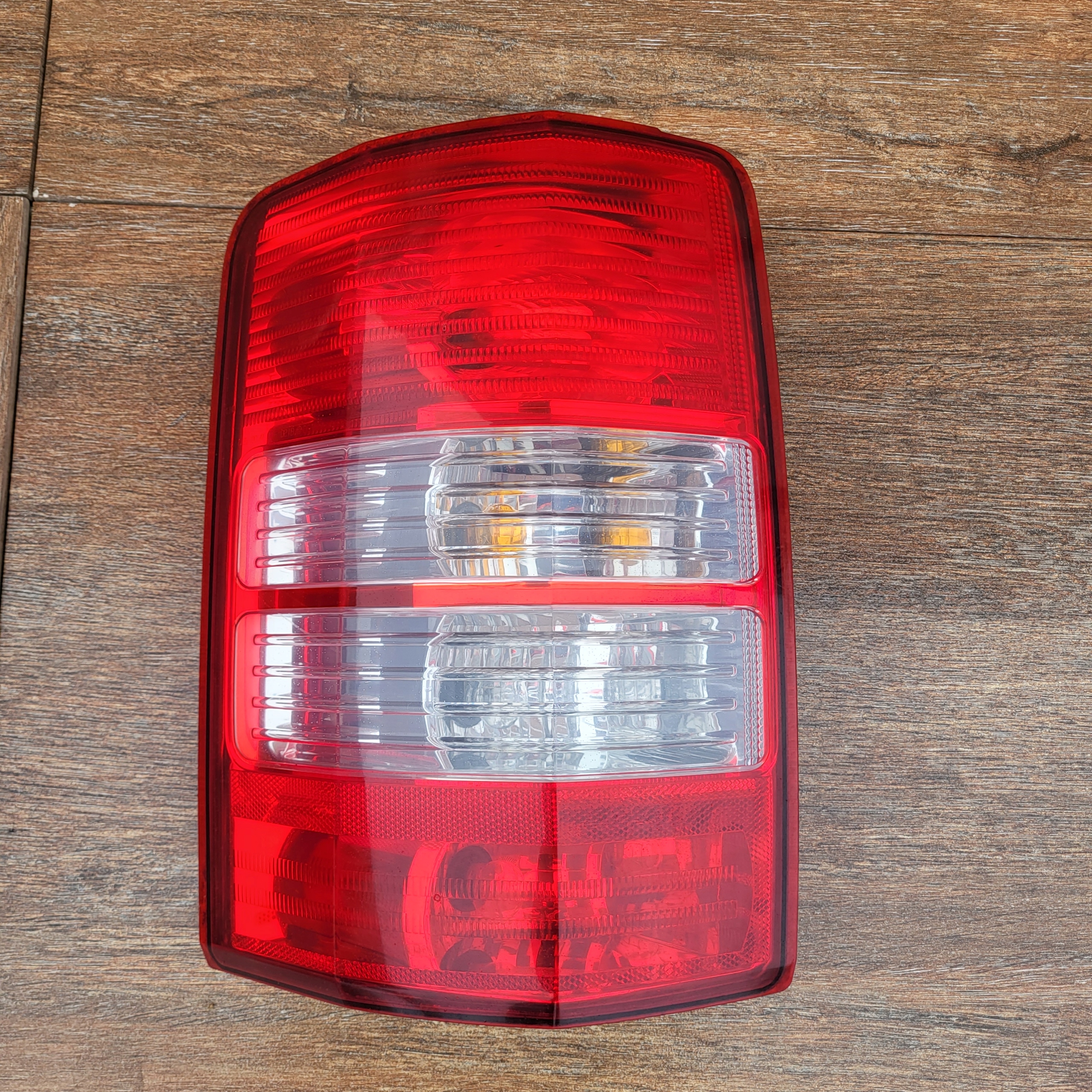 CHEROKEE KK фонарь левый задний 09r