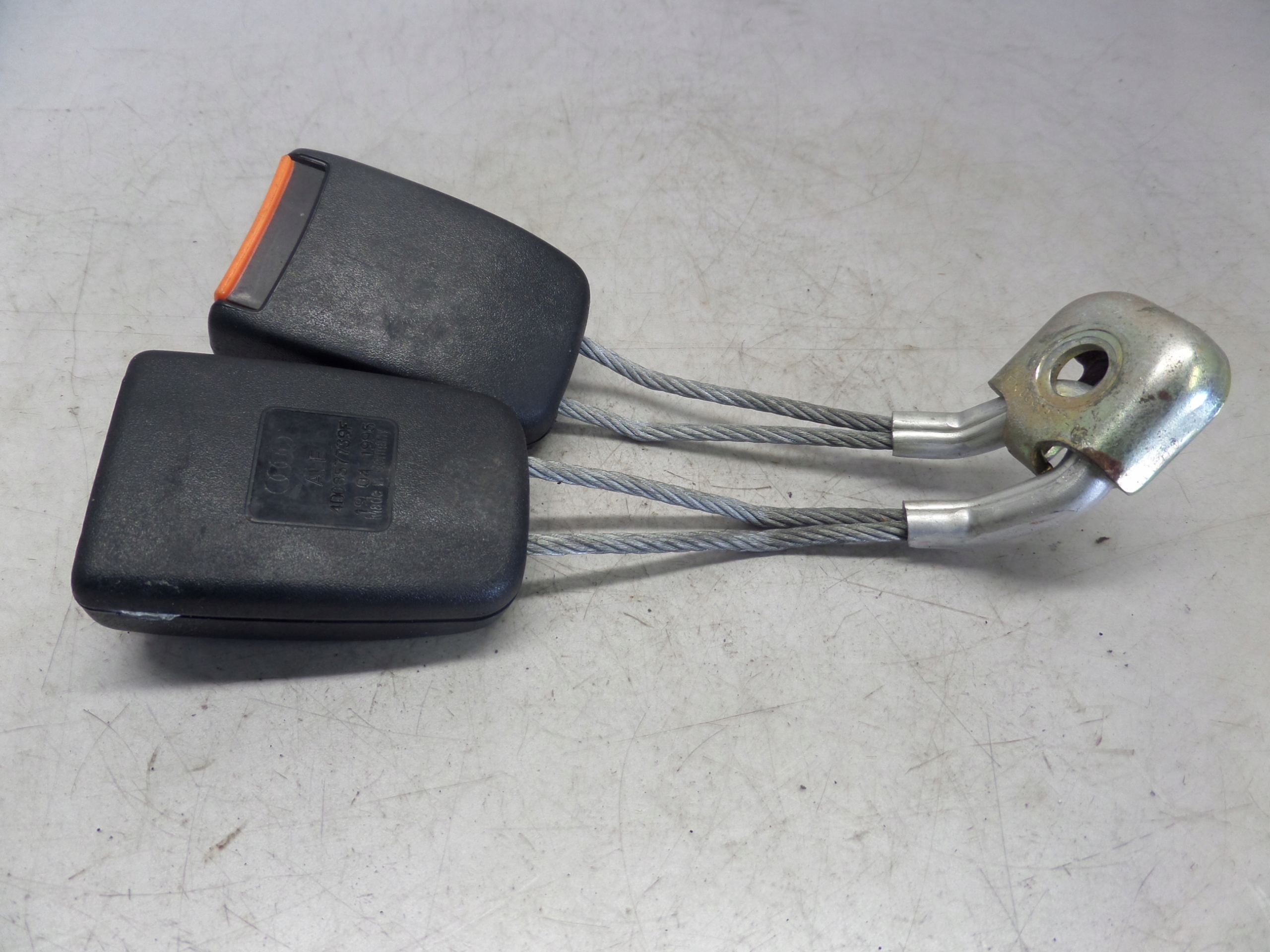 AUDI A8 D2 Fixation arbre ceintures sécurité Arrière 4D0857739F 94-02
