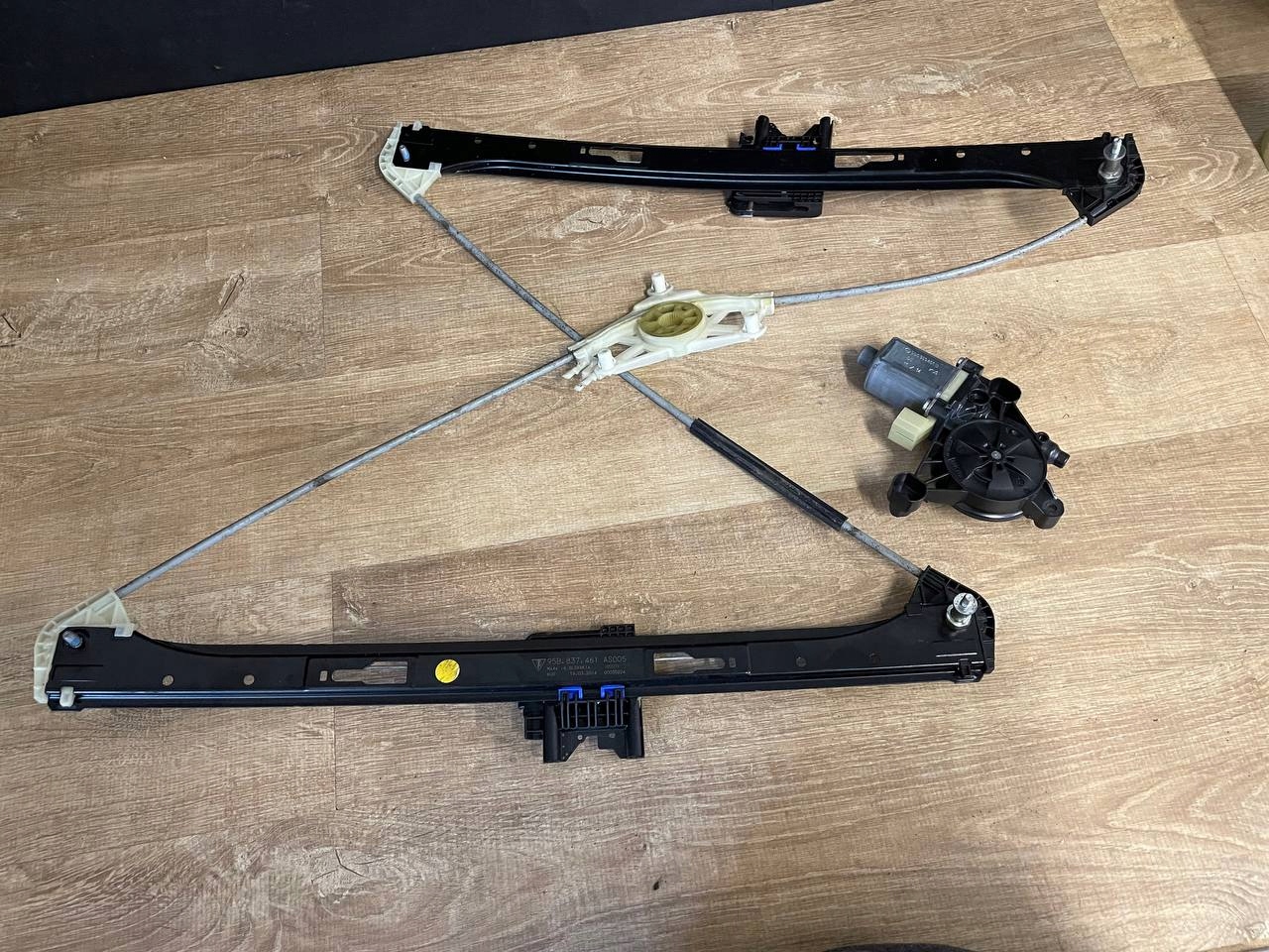 PODNOŚNIK SZYBY LEWY PRZÓD Porsche Macan OE 95B 837 461 5Q0 959 801 B