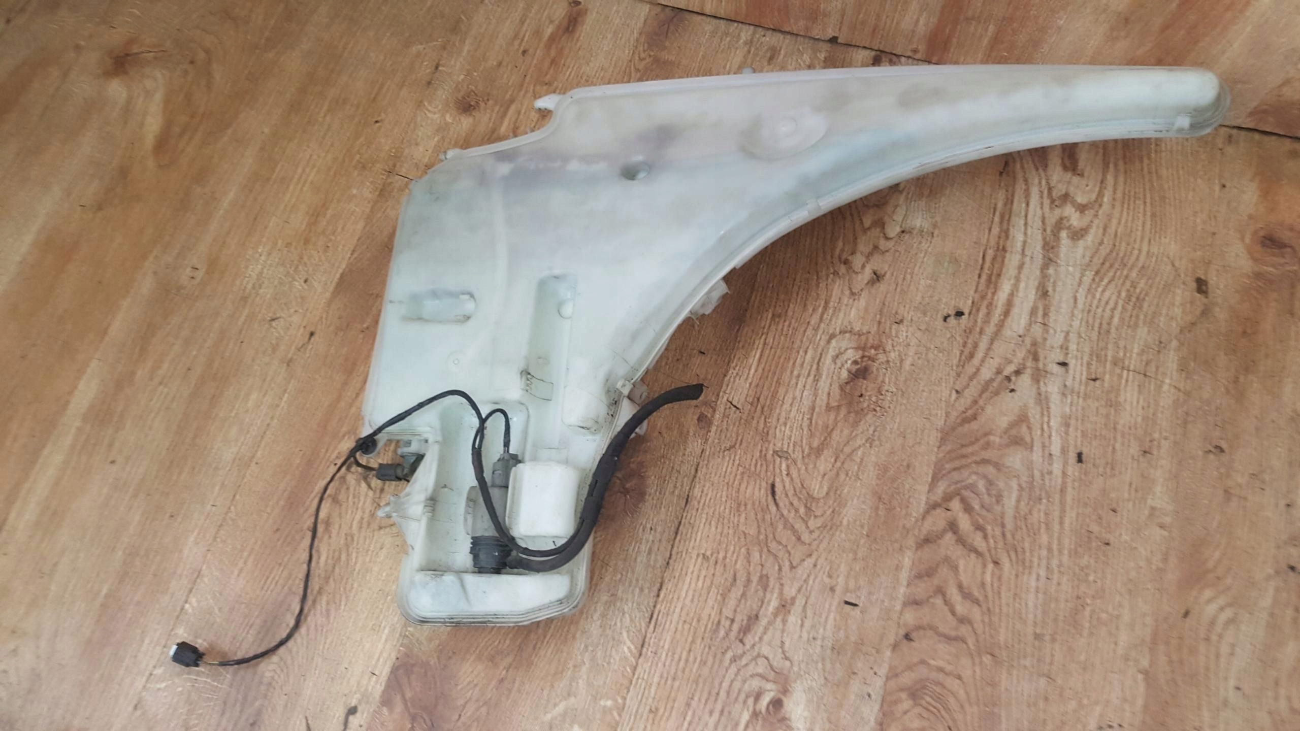 ZBIORNICZEK PŁYNU SPRYSKIWACZY BMW E90 Producent części BMW OE