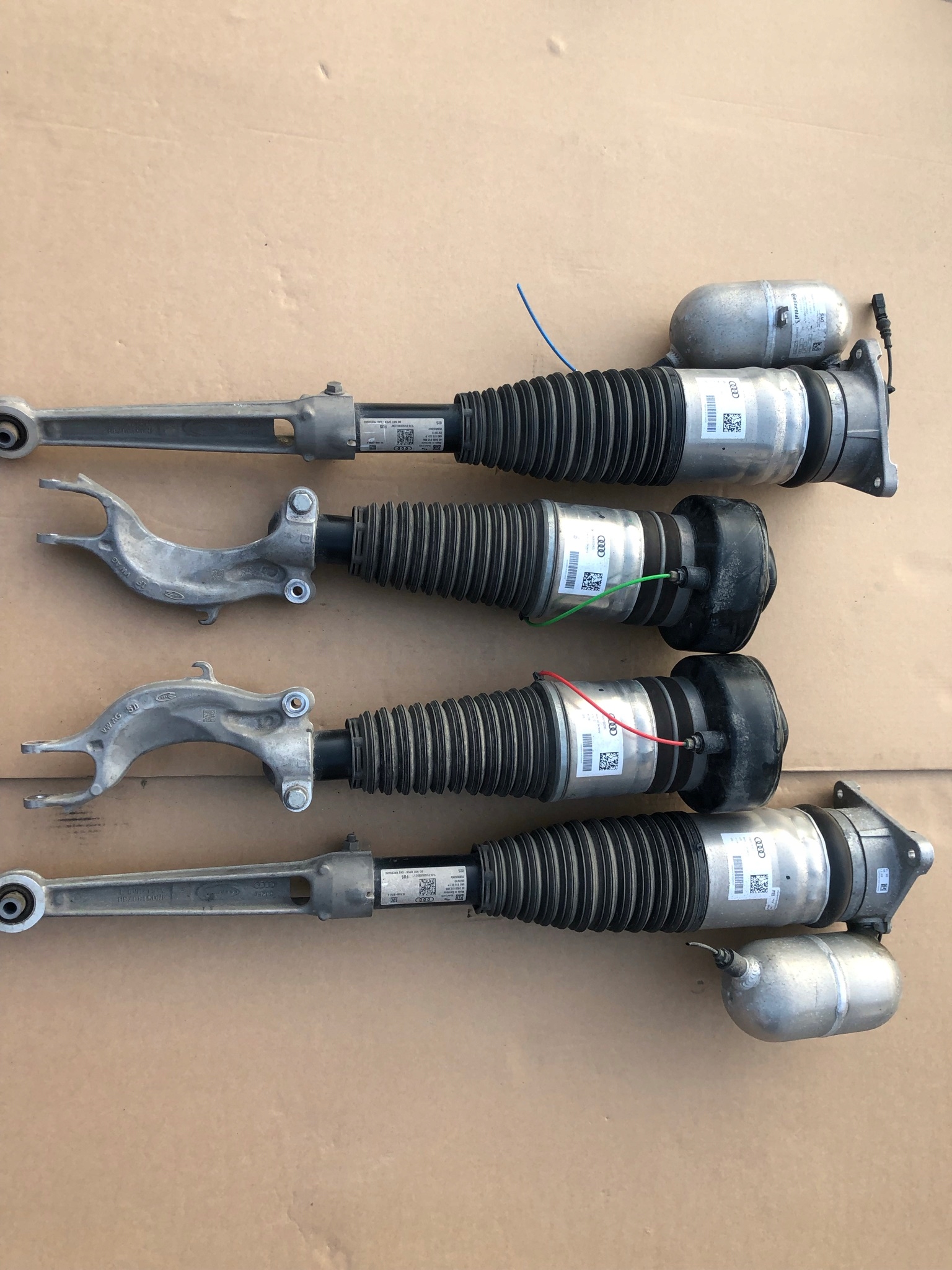 AUDI A8 D5 АМОРТИЗАТОРЫ ПНЕВМАТИЧЕСКИЕ МЕСЯЦА КОМПЛЕКТ