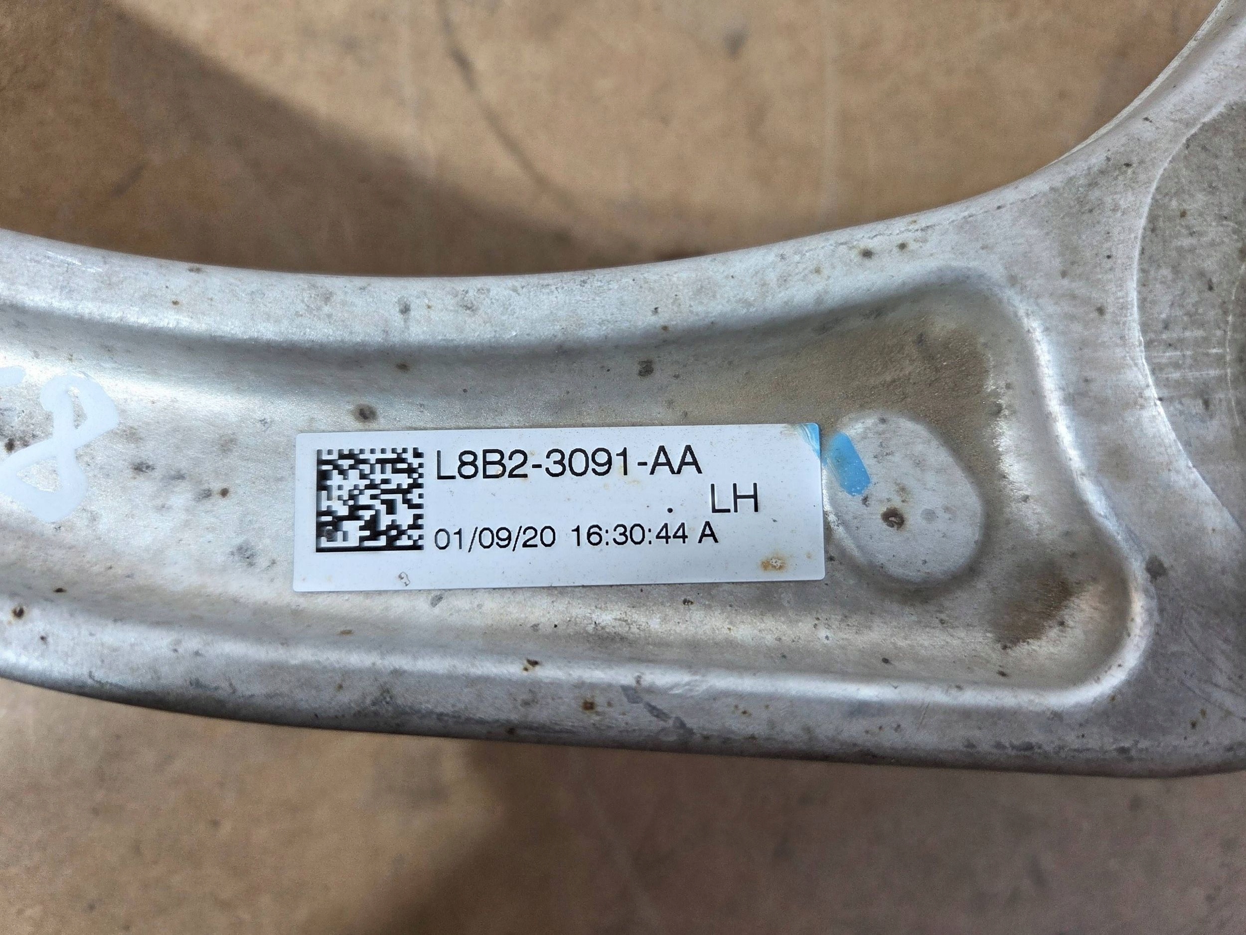 Land Rover Defender arm front left L8B23091AA (Q868)