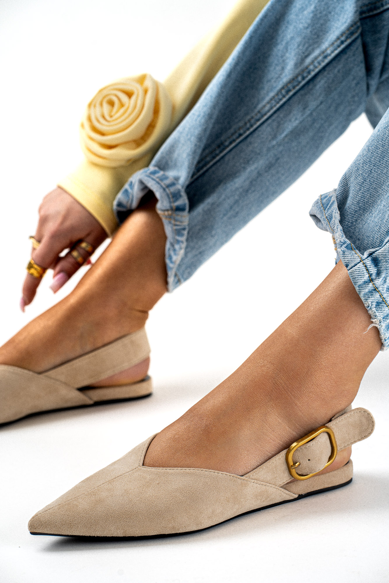 Beżowe zamszowe baleriny damskie z paskiem 40