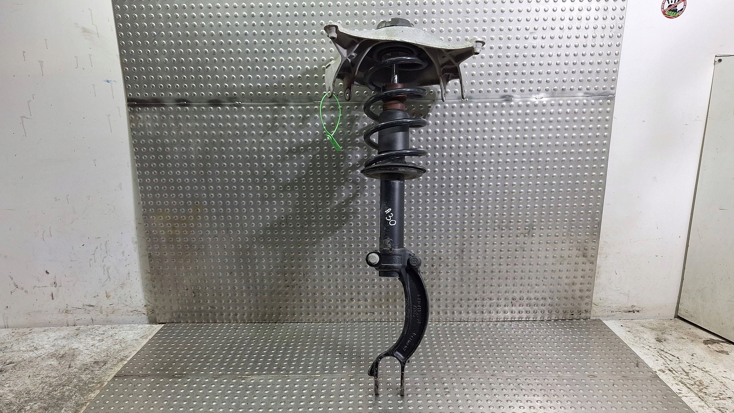 shock absorber right front 8K0413031CB 8K0031CB AUDI A4 B8 A5 8T 2.7 3.0 TDI
