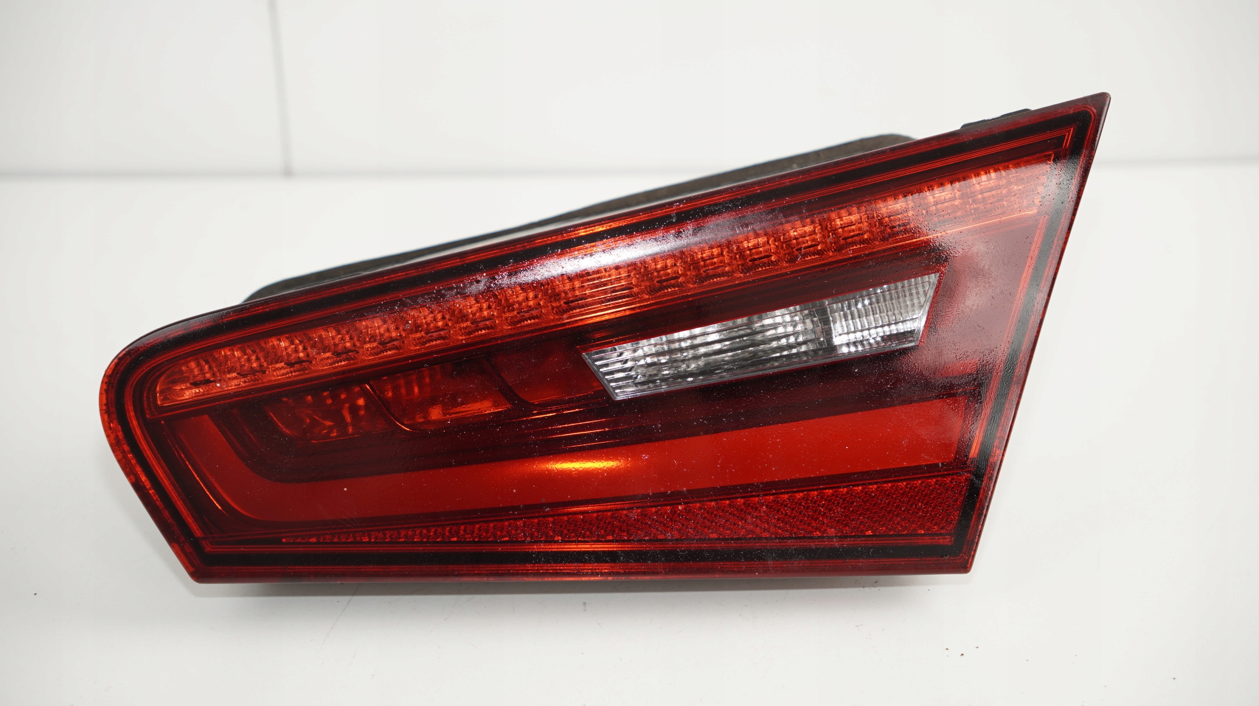 ФАРА ЛІВИЙ ЗАД. ЗАДНЯ AUDI A3vd 13-16r