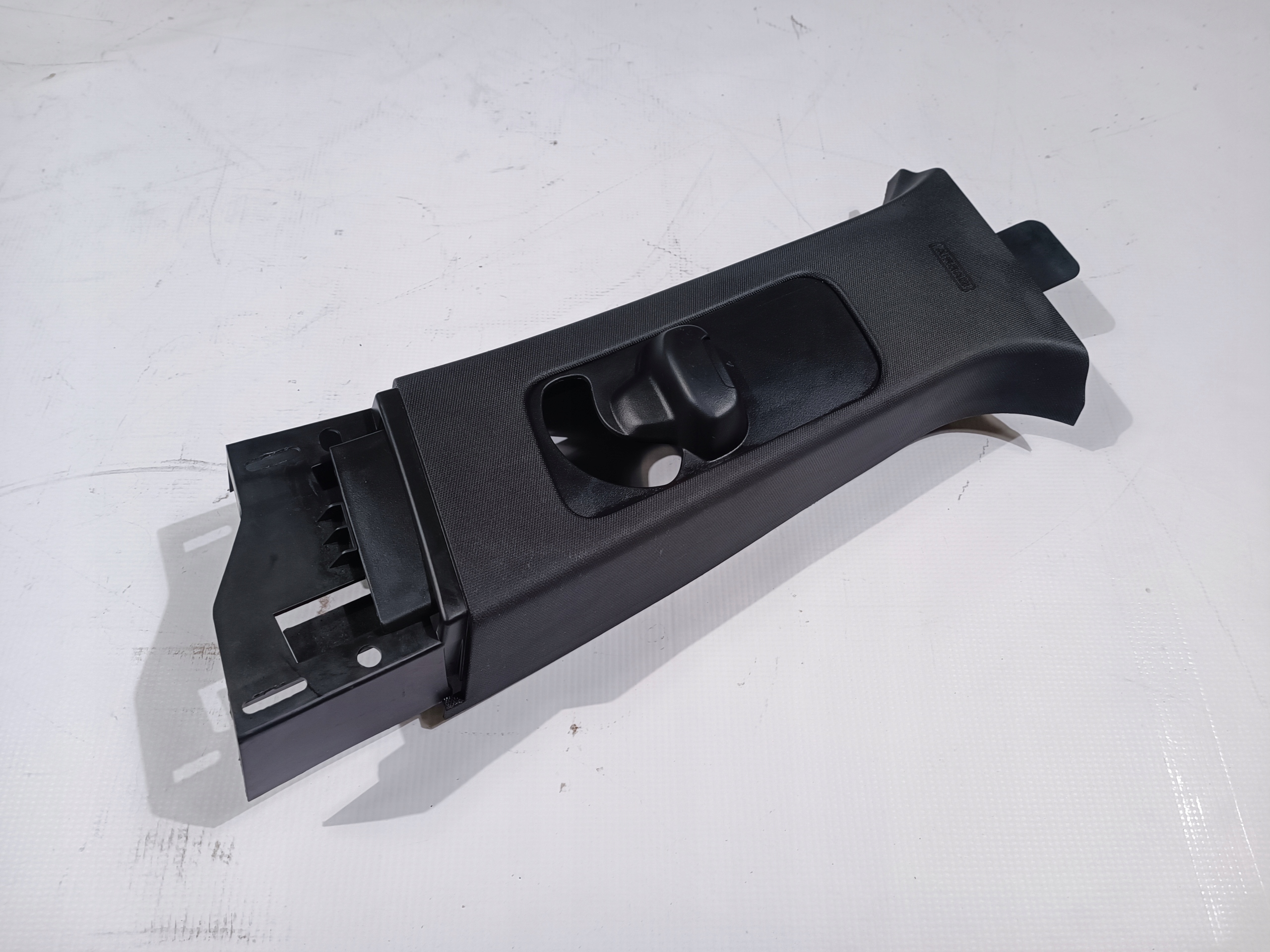 side slupka B cover left Ford Explorer 2016