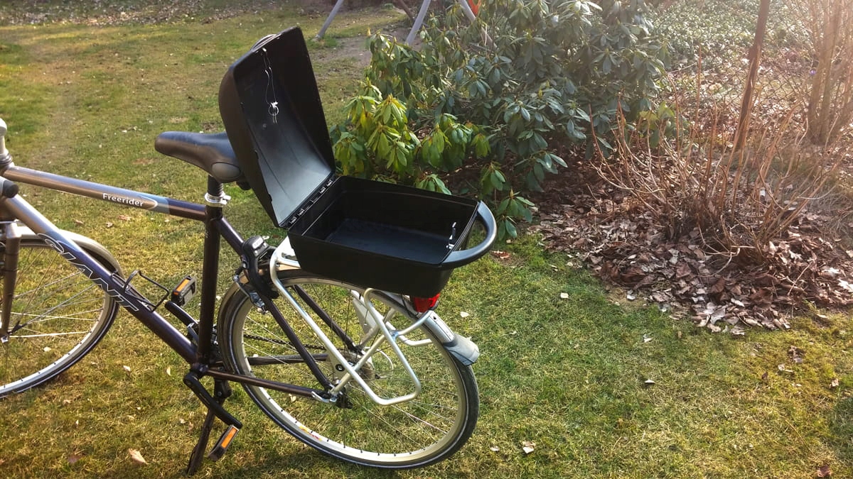 Boks Box Kufer na bagażnik rowerowy Fischer, 11L pojemności, ZAMYKANY klucz Wysokość 6 cm