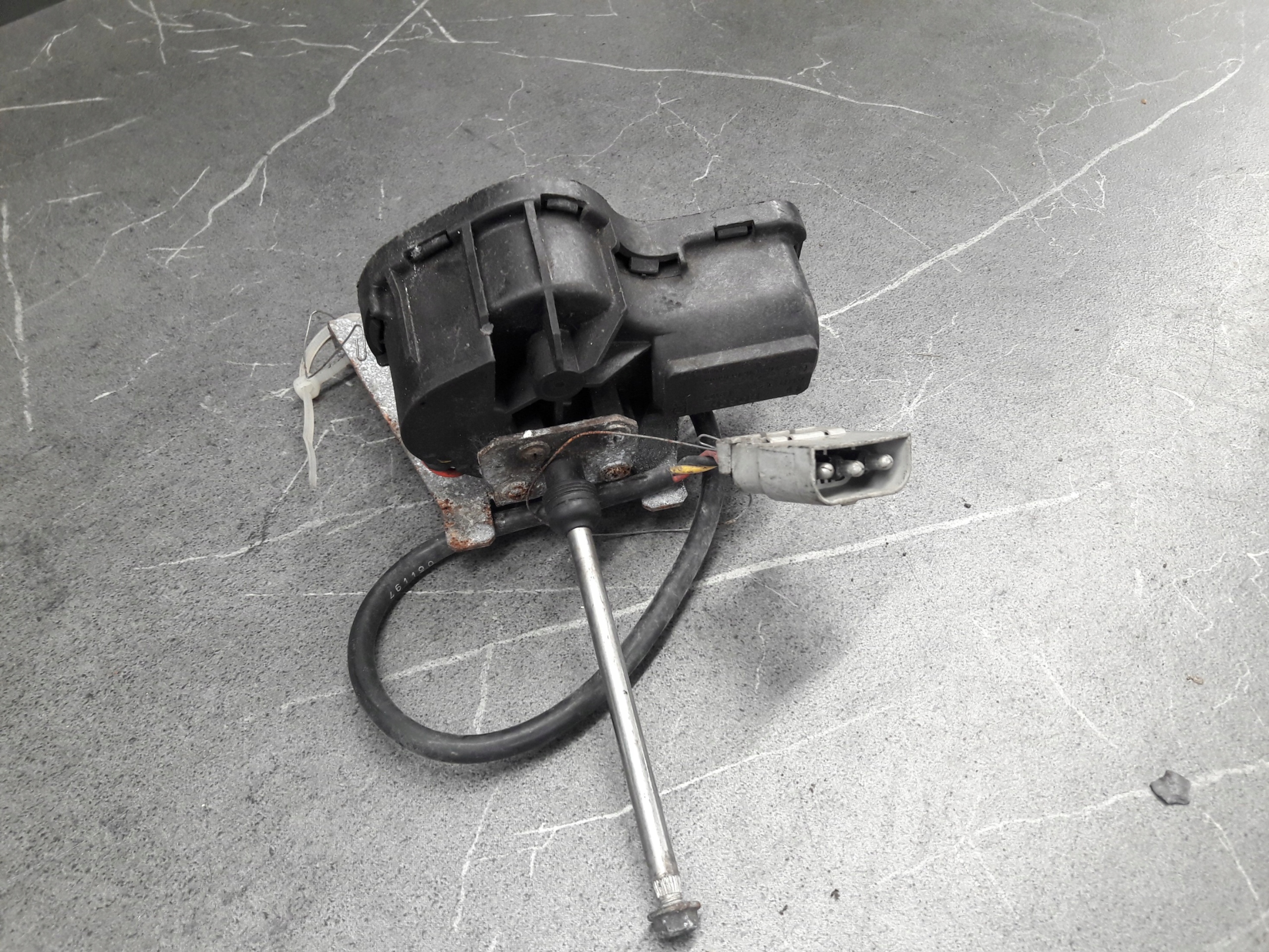 0390206821 silniczek wcieraczek lampy lewy saab 9000