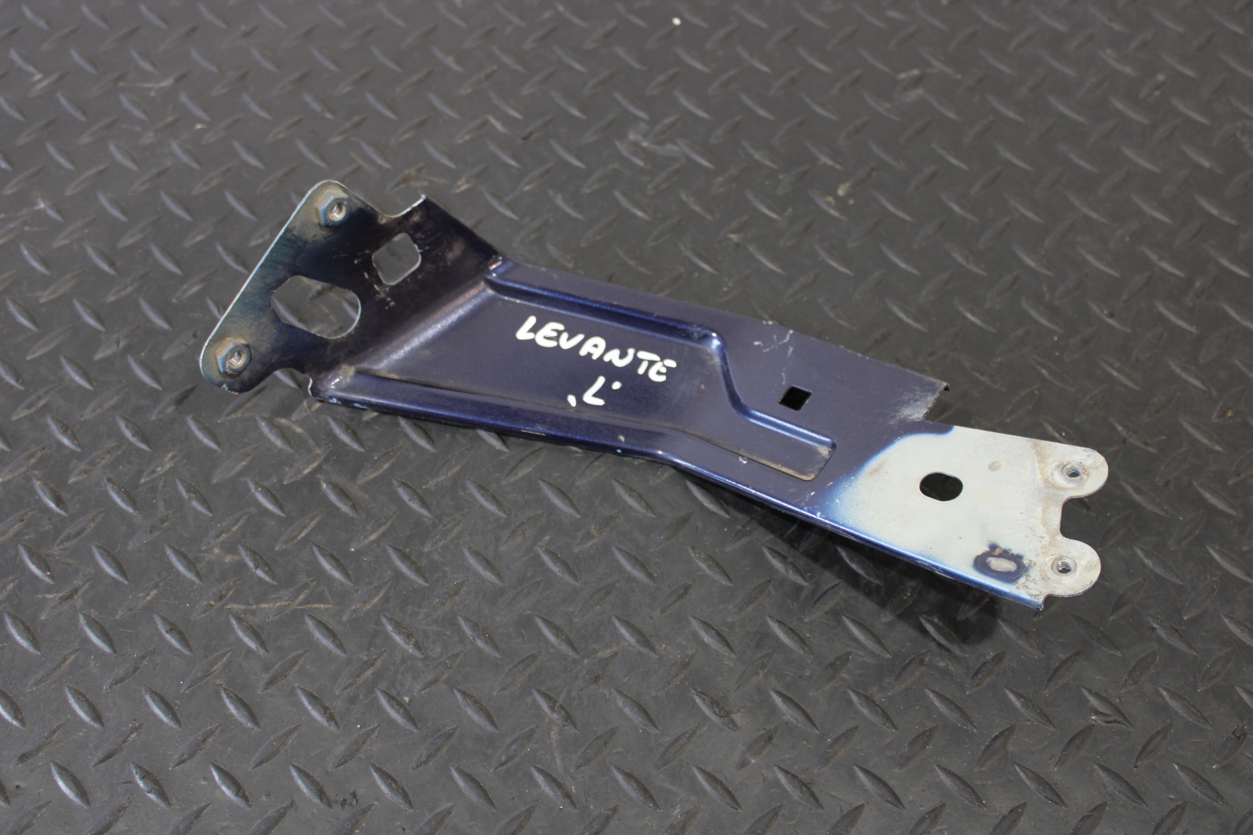 Support plaque Aile Gauche Avant Console MASERATI LEVANTE M161