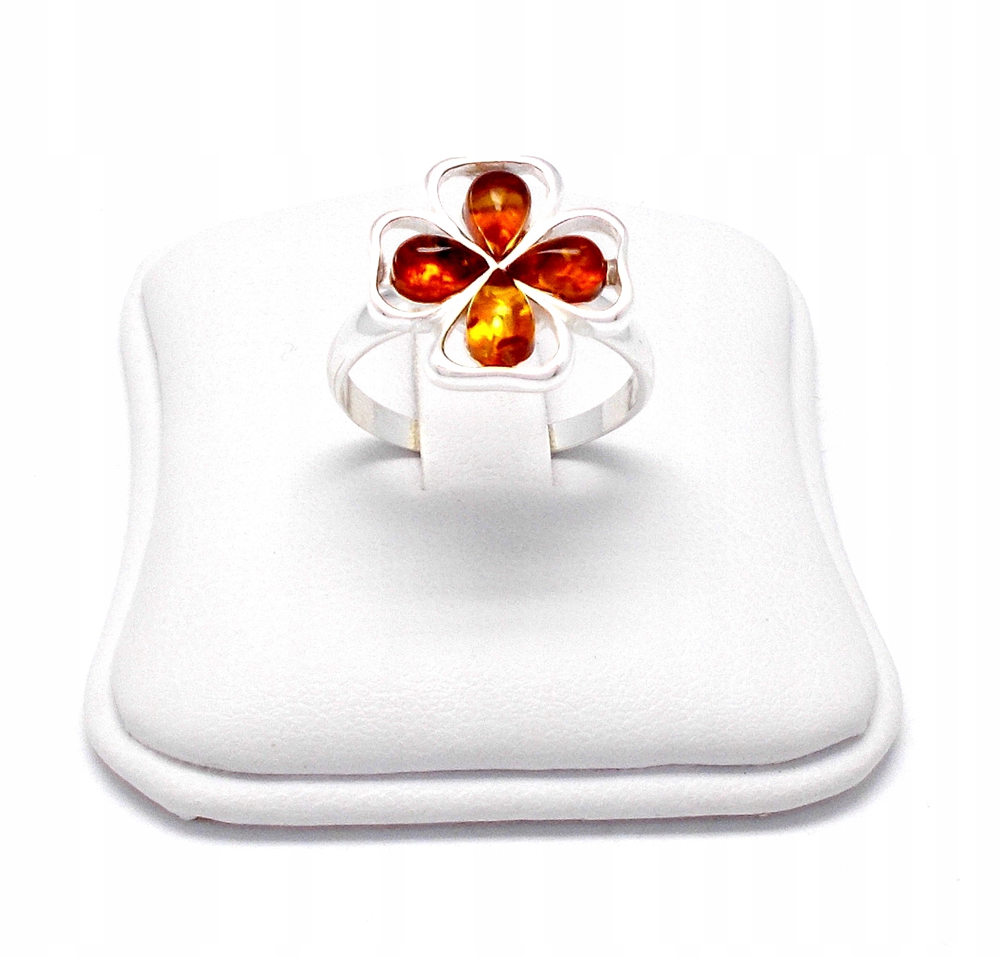 Prstýnek s jantarem a čtyřlístek