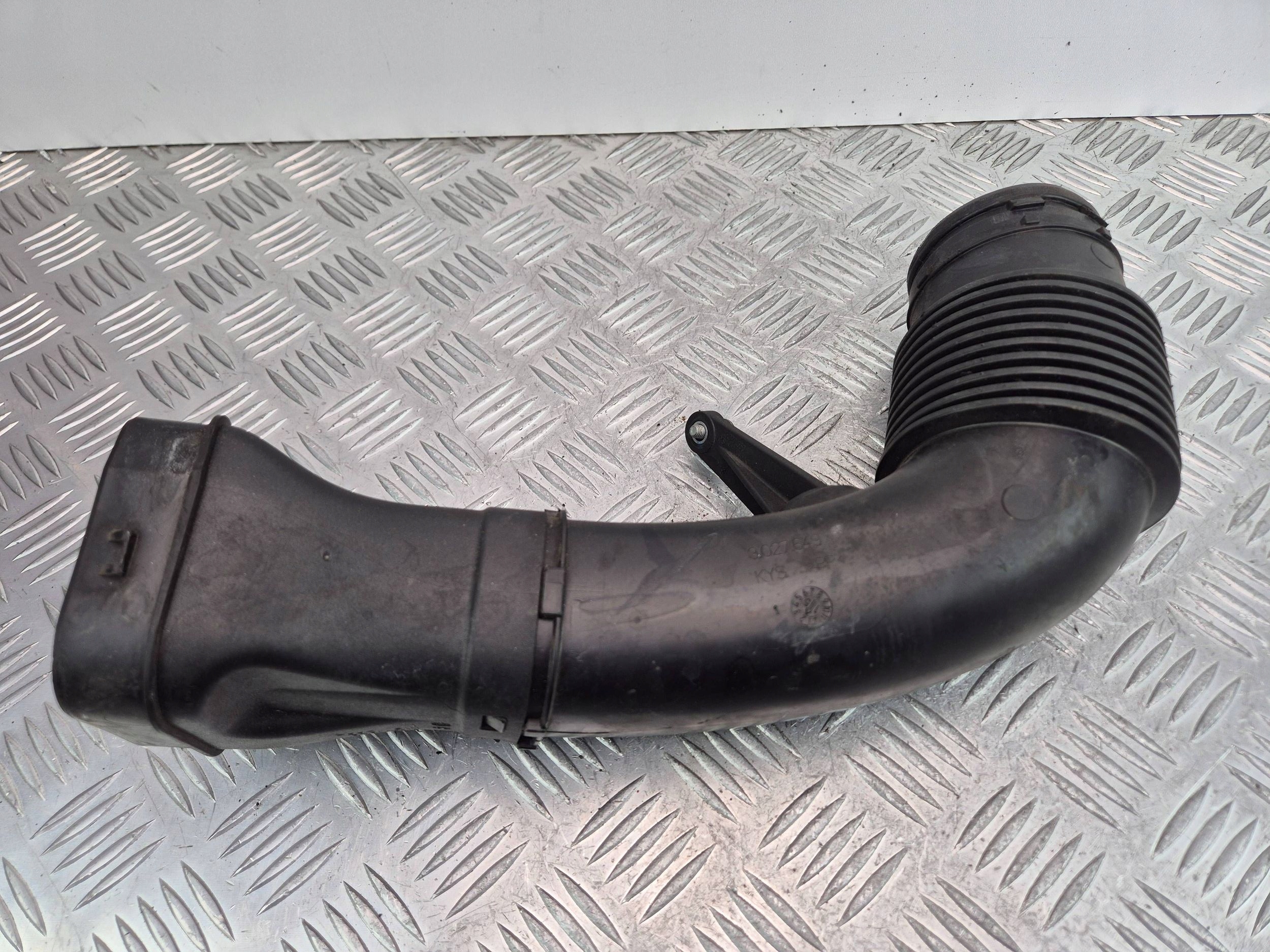 Mercedes E250 CGI W212 pipe hose dolotowy air A2740900882