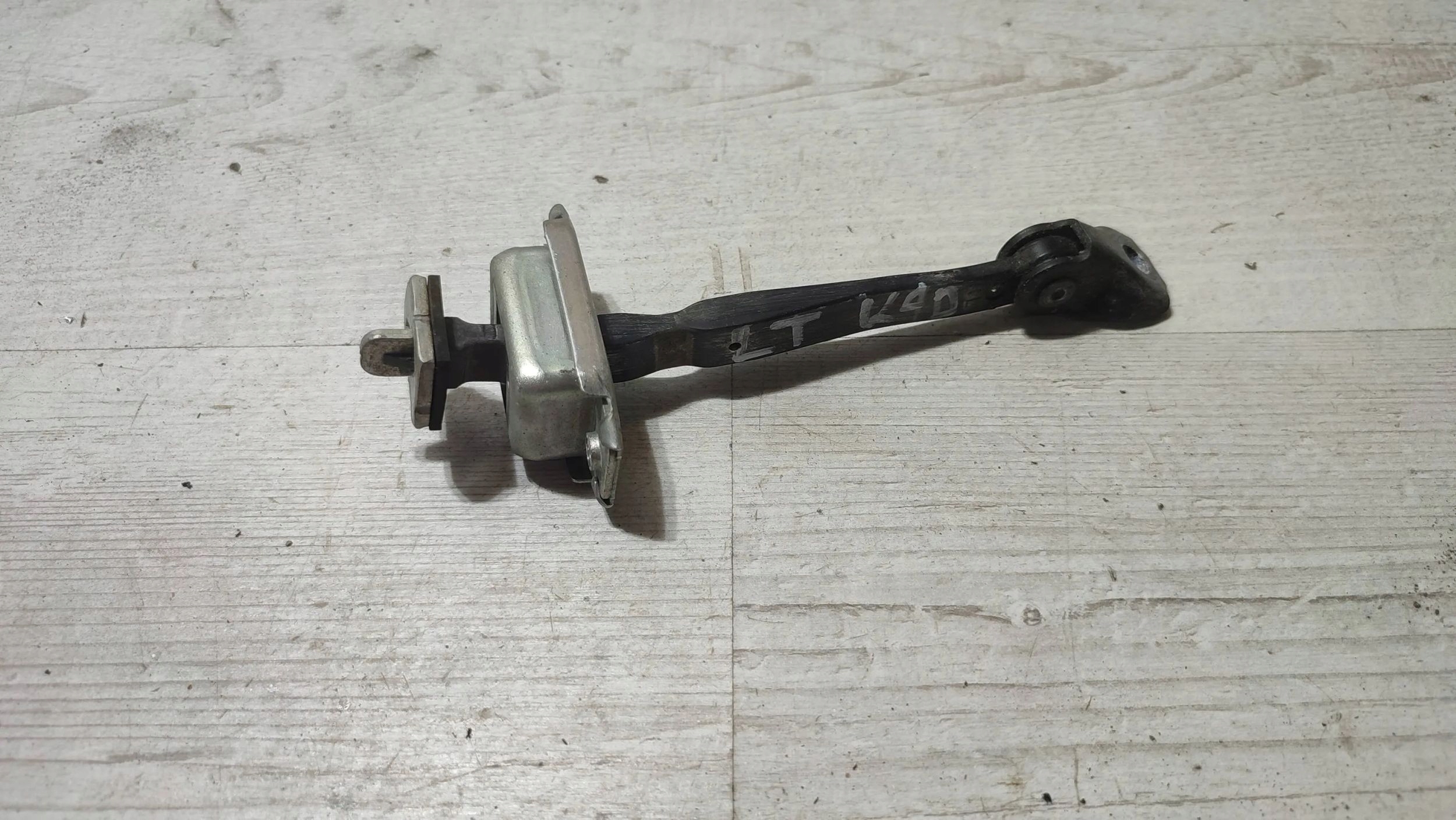 Renault Kadjar 17r 1.5dci rear part side left limiter door