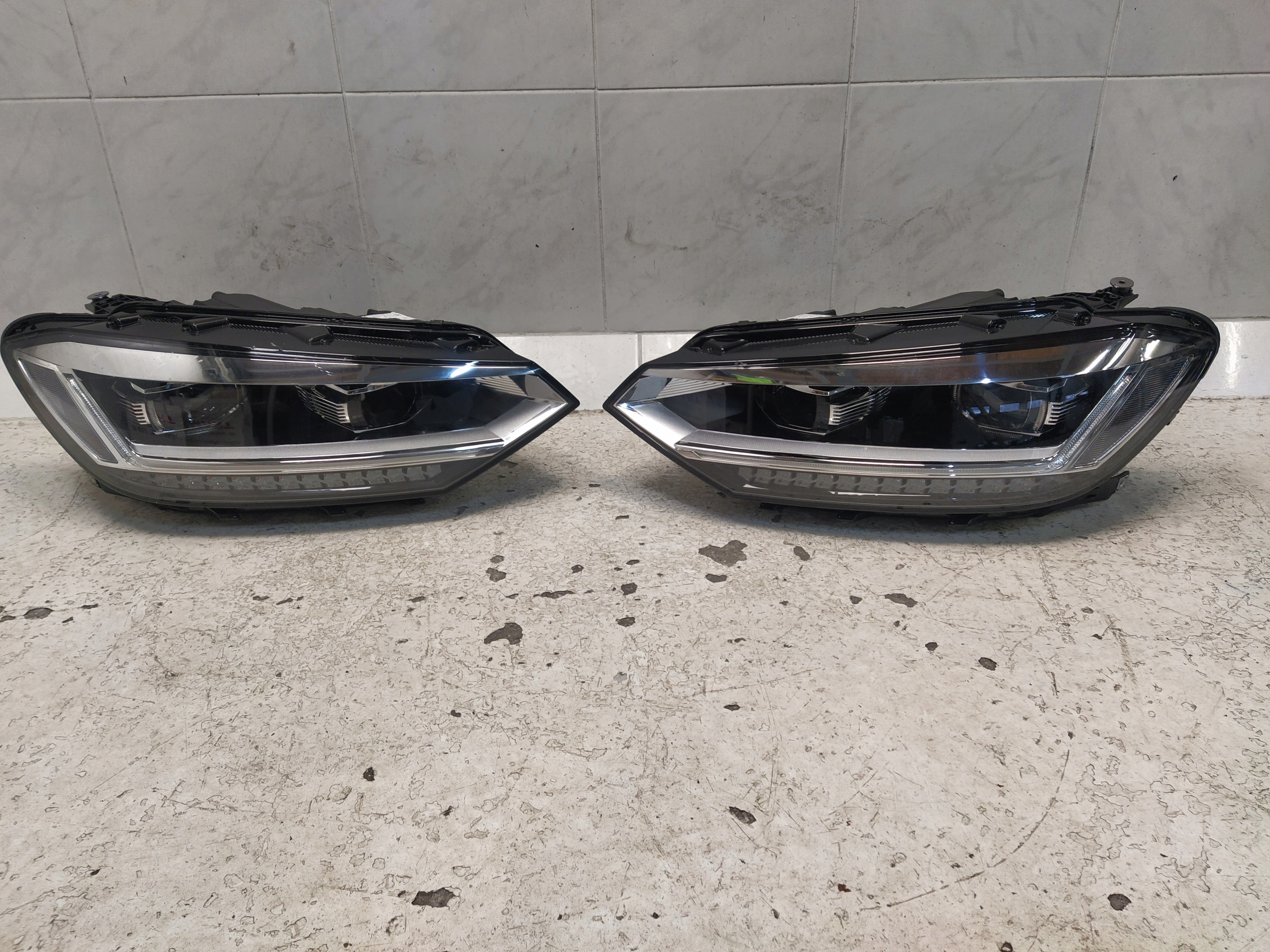 VW TOURAN 5TB lights light REFLEKTOR front FULL LED right left KOMPLET