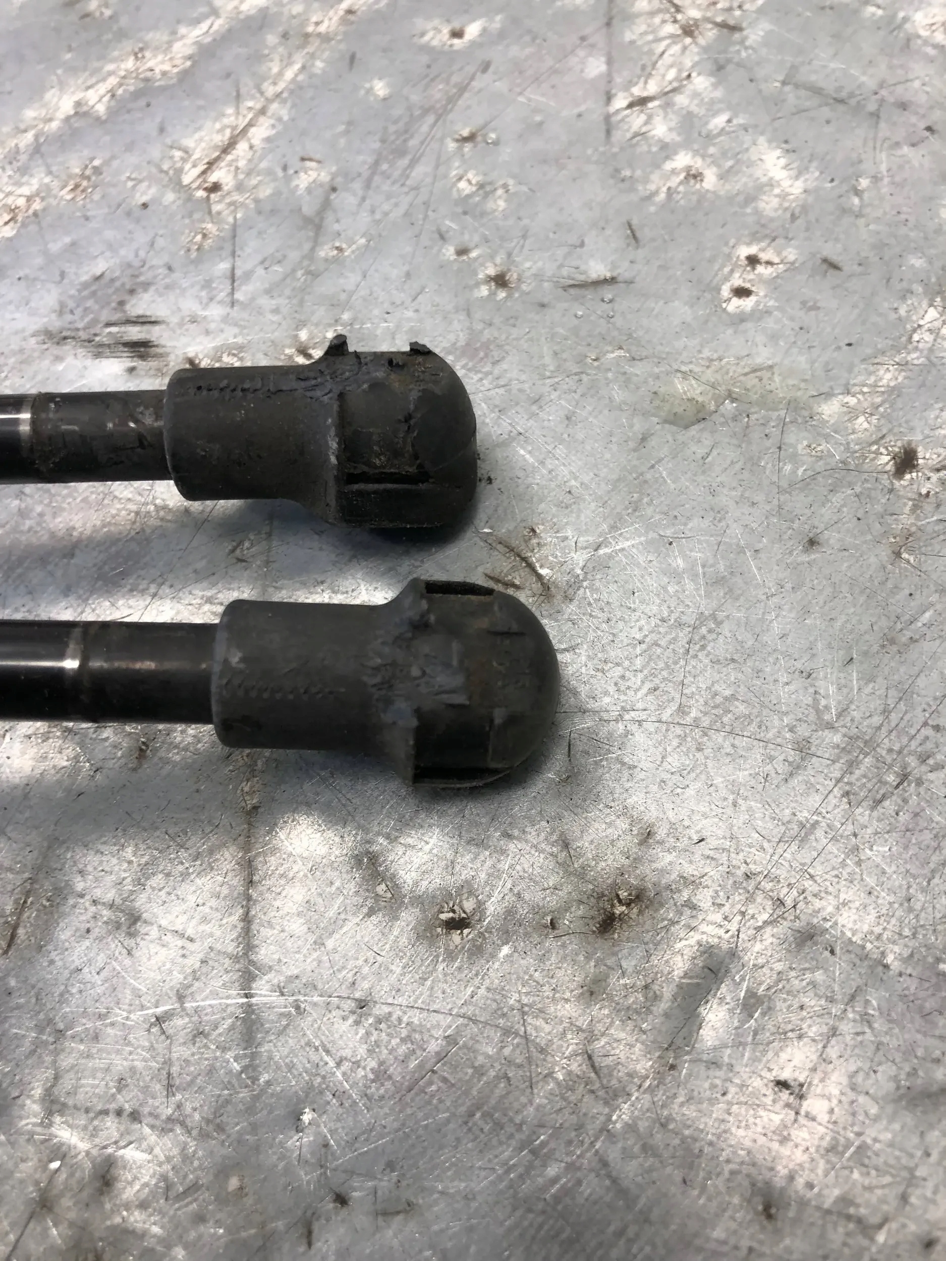 SILOWNIKI bonnet boot BMW E87 7060622
