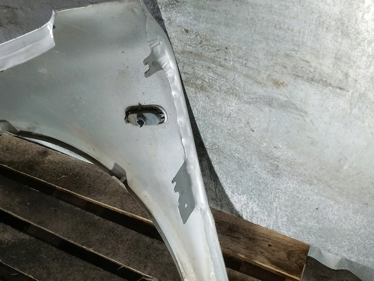 BŁOTNIK PRAWY PRZÓD VW PASSAT B5 1.9 TDI KOMBI Kolor srebrny