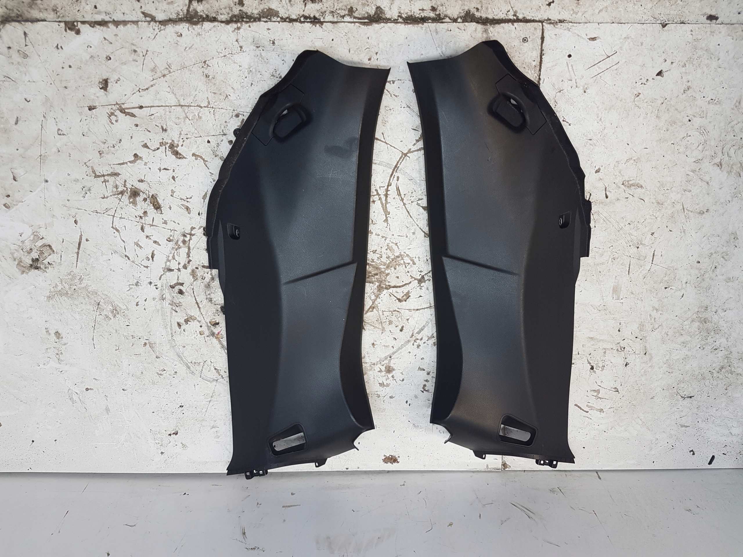 MASERATI LEVANTE КРИШКА ОББИВКА ДИВАНА 670040380