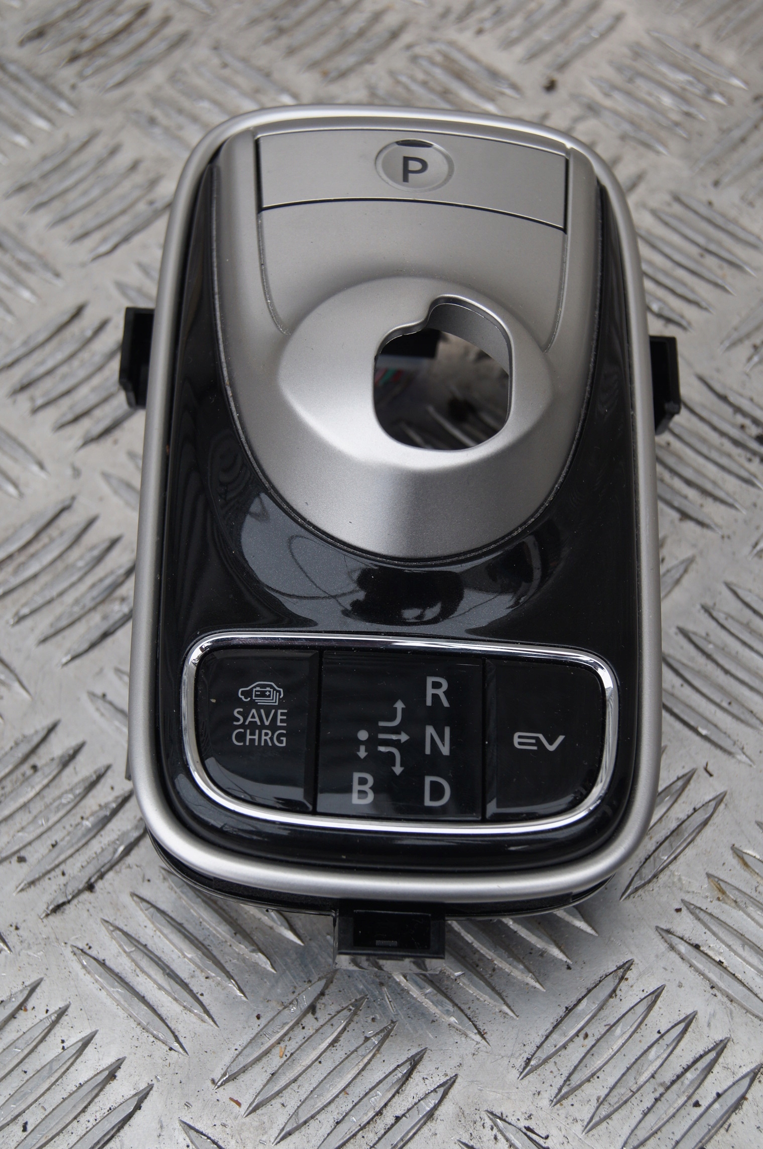 Outlander III PHEV ramka biegow HYBRID