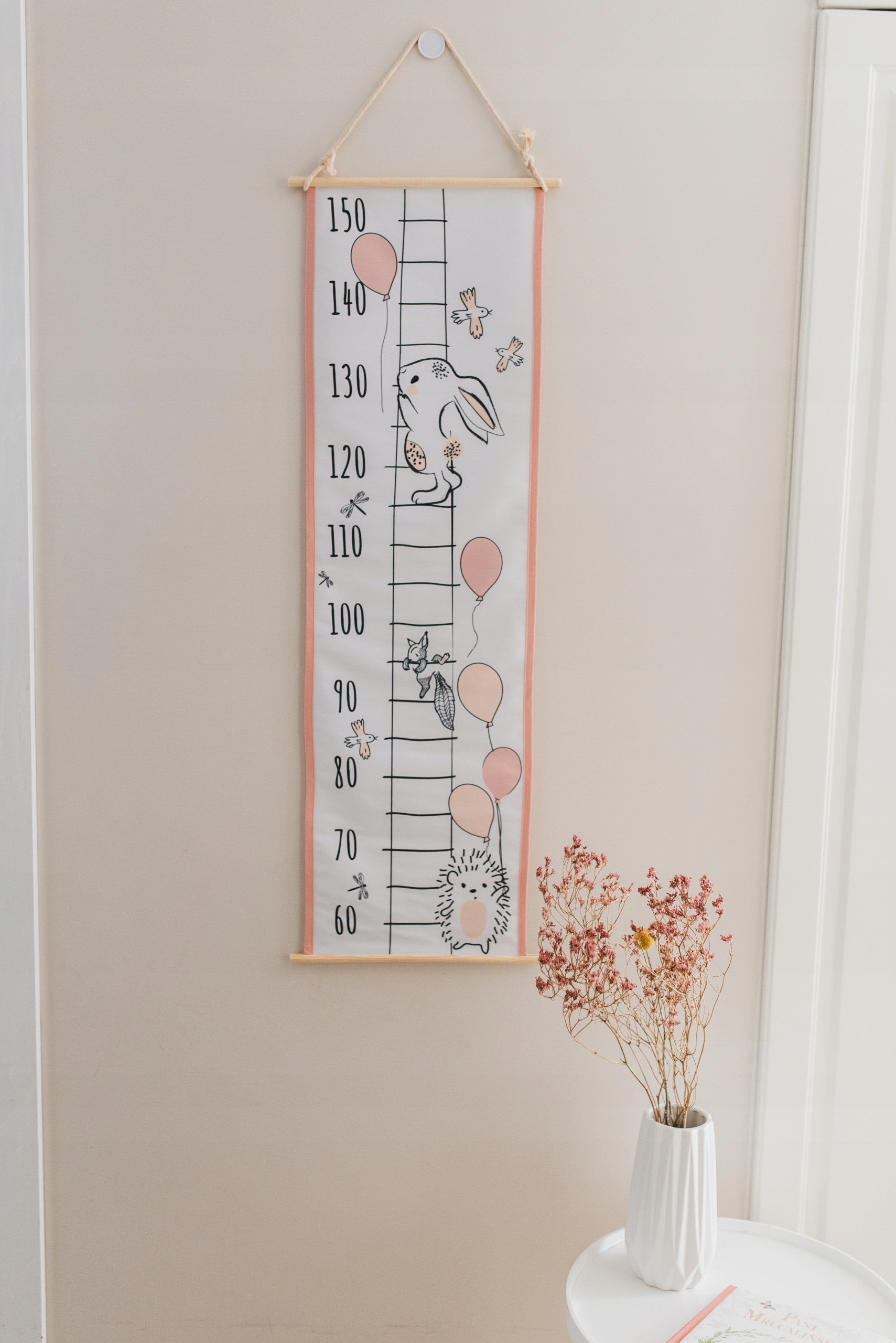 MIARKA WZROSTU "RÓŻOWE URODZINY' na ścianę Bohater brak