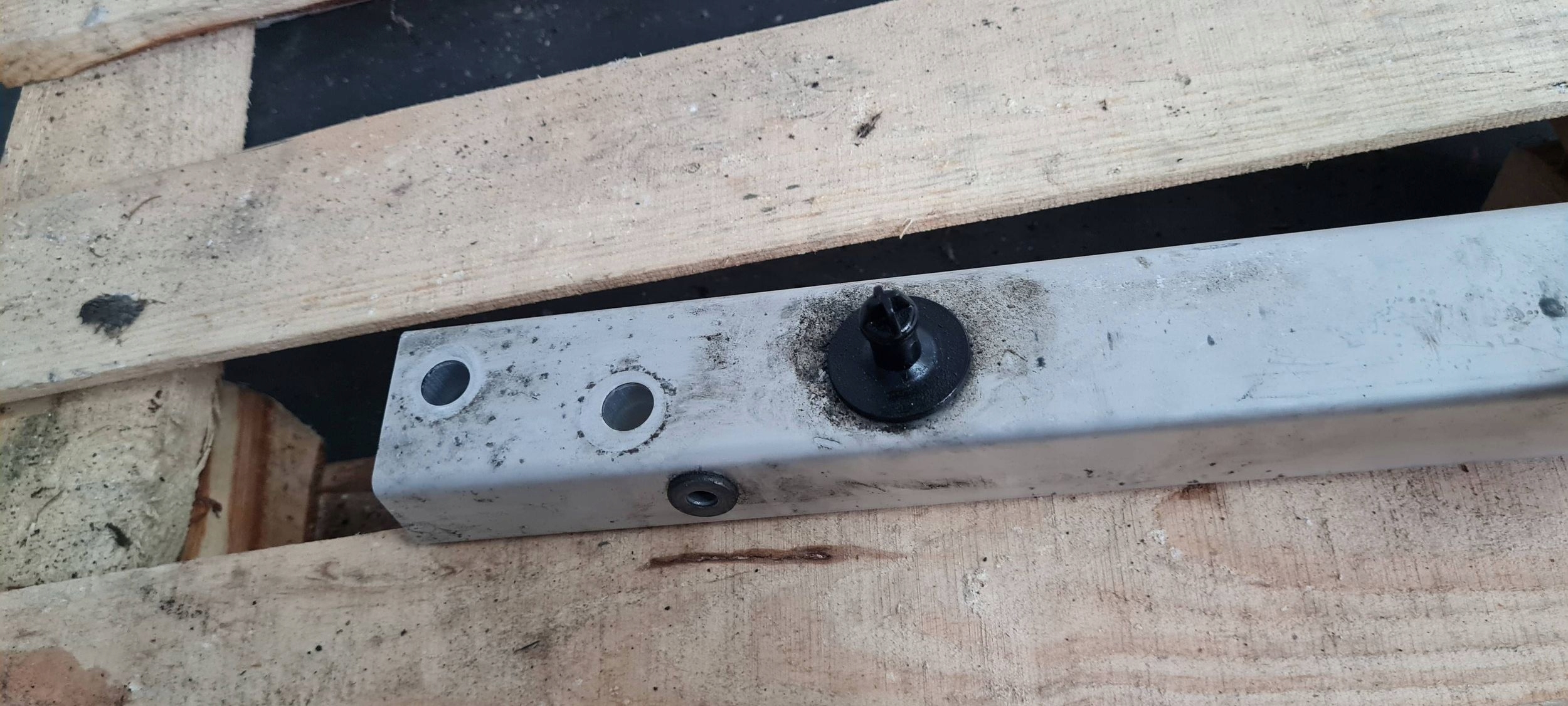 Q7 4M sider console wall support front 4M0802507