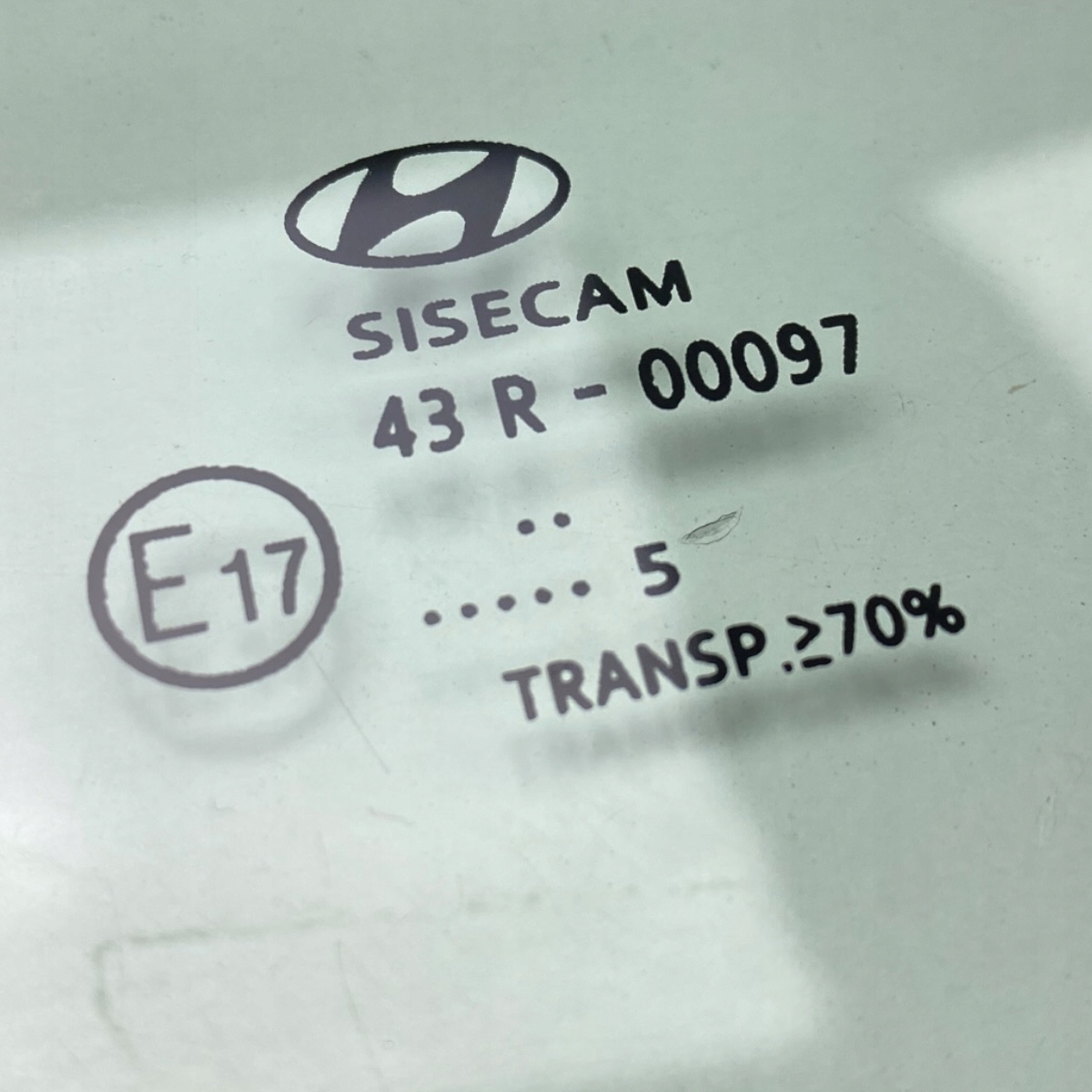 стекло правое перед треугольник Hyundai H350 43R-00097
