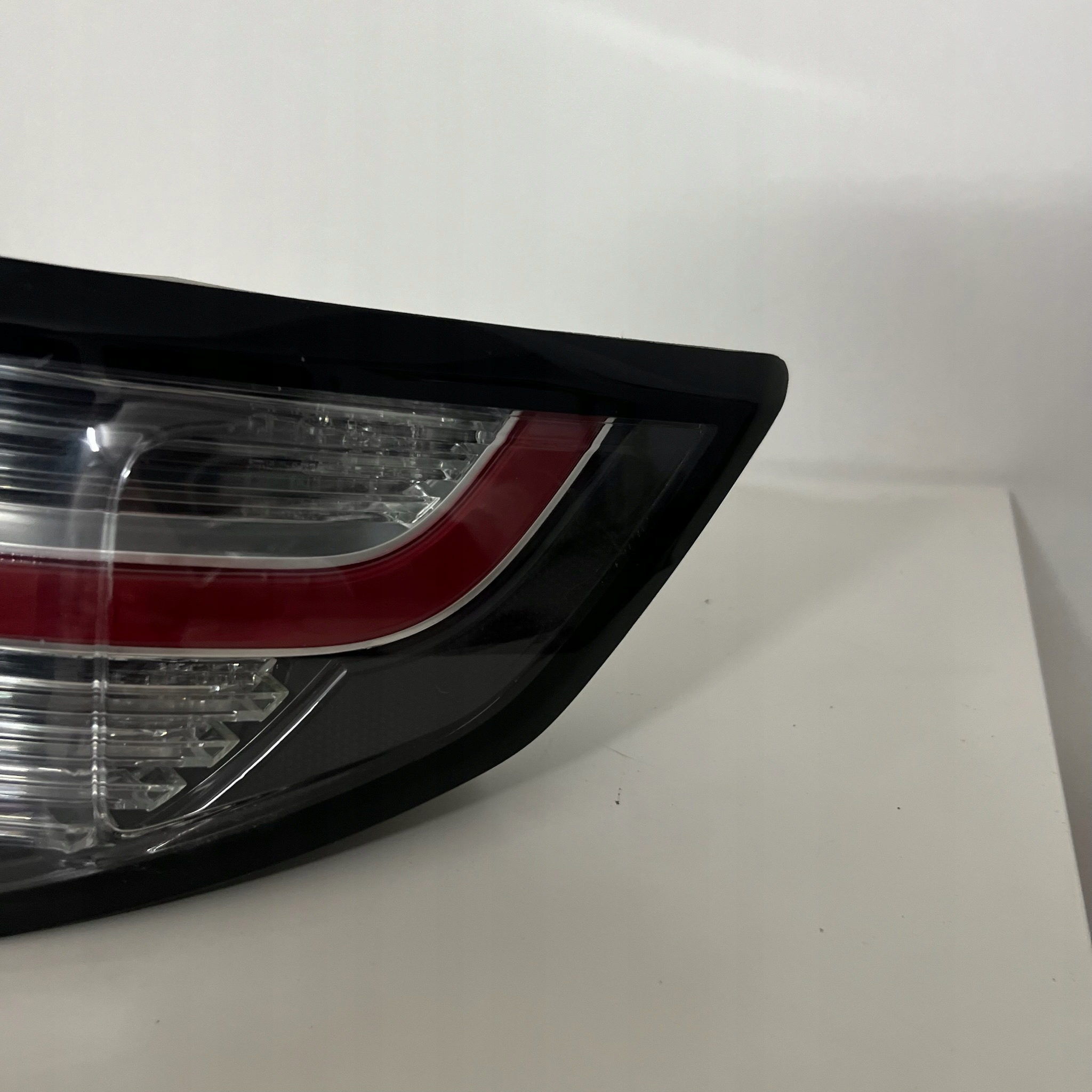 LAMPA PRAWY TYŁ PRAWA TYLNIA RANGE ROVER DISCOVERY SPORT FK72-13404-CG Producent części Land Rover OE