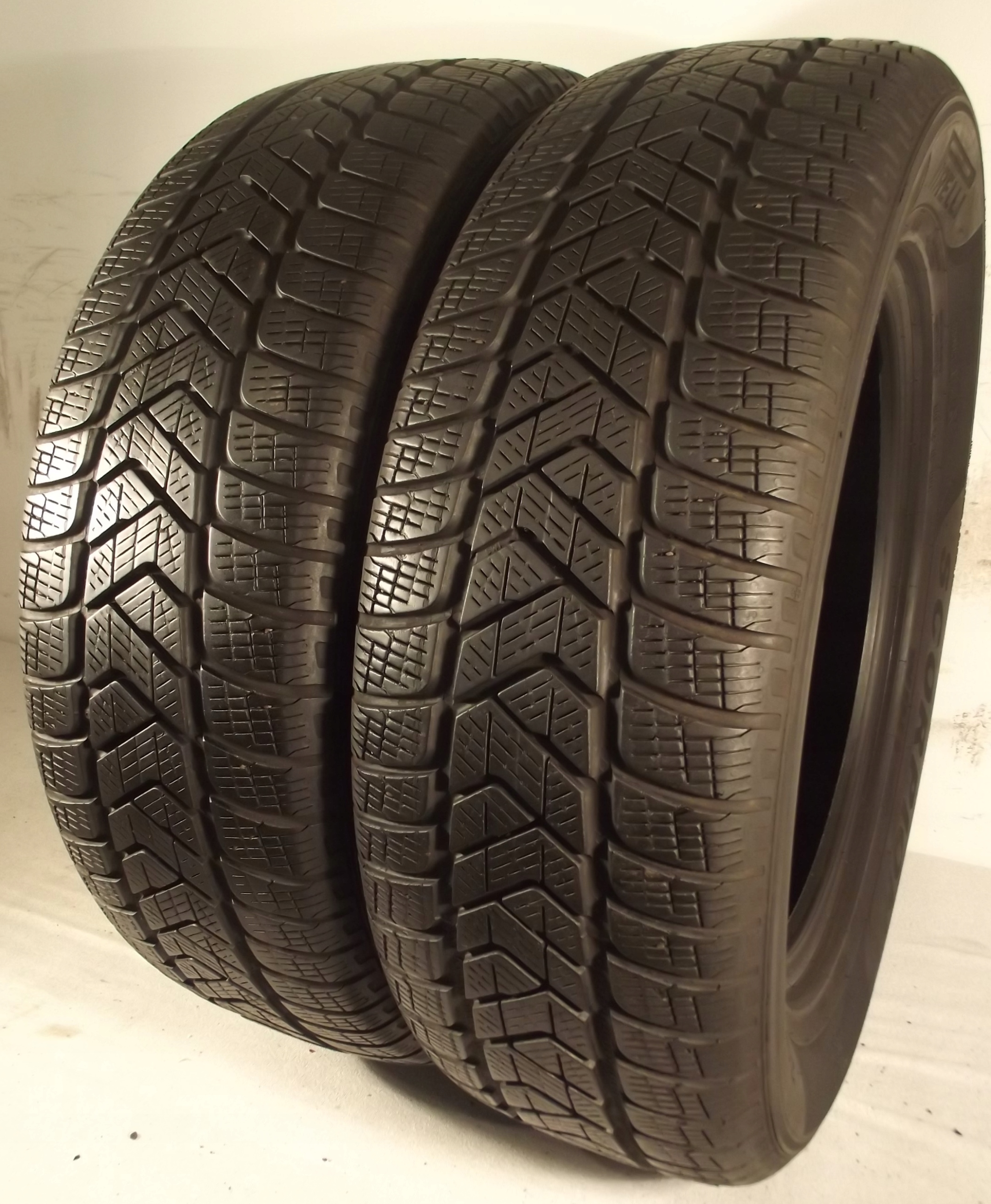 Зимові шини 215 / 65R17 99H Pirelli SCORPION WINTER