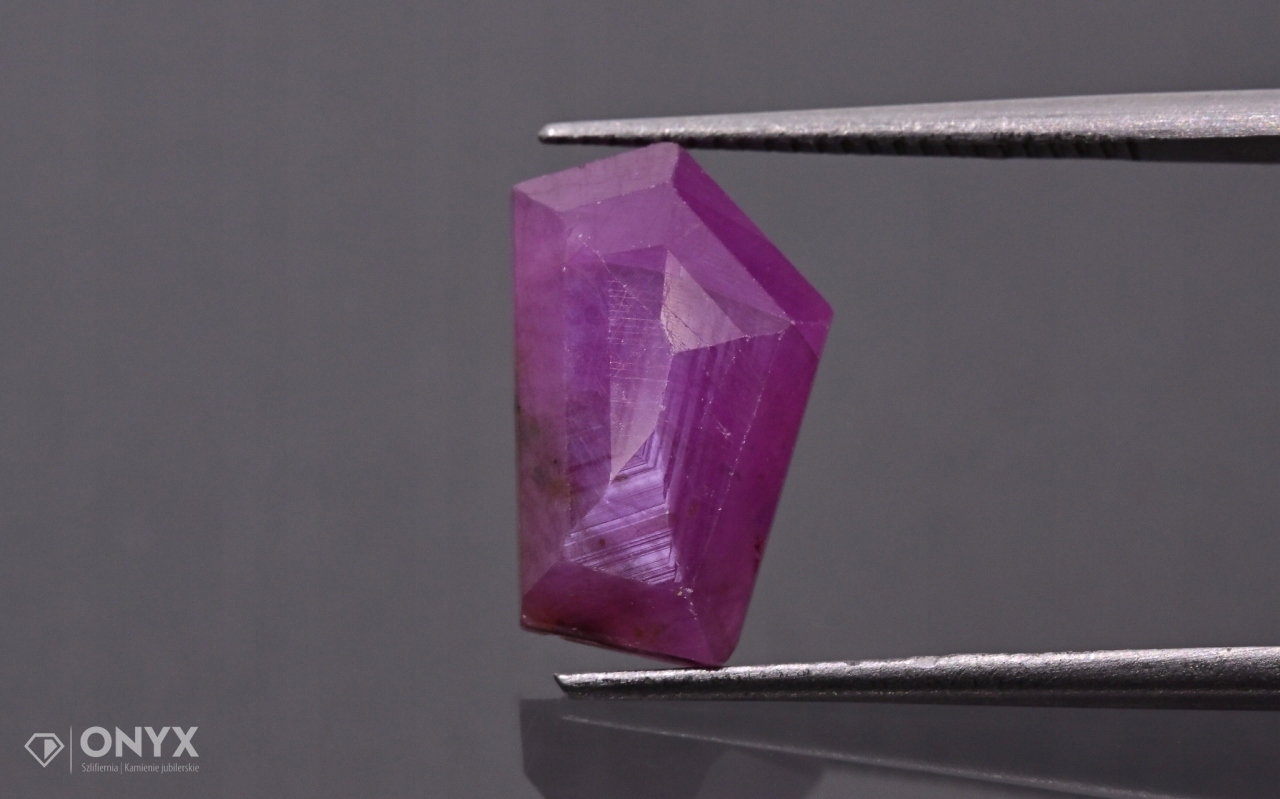 Rubín fazetovaná rozeta nepravidelná 12,5x7 mm