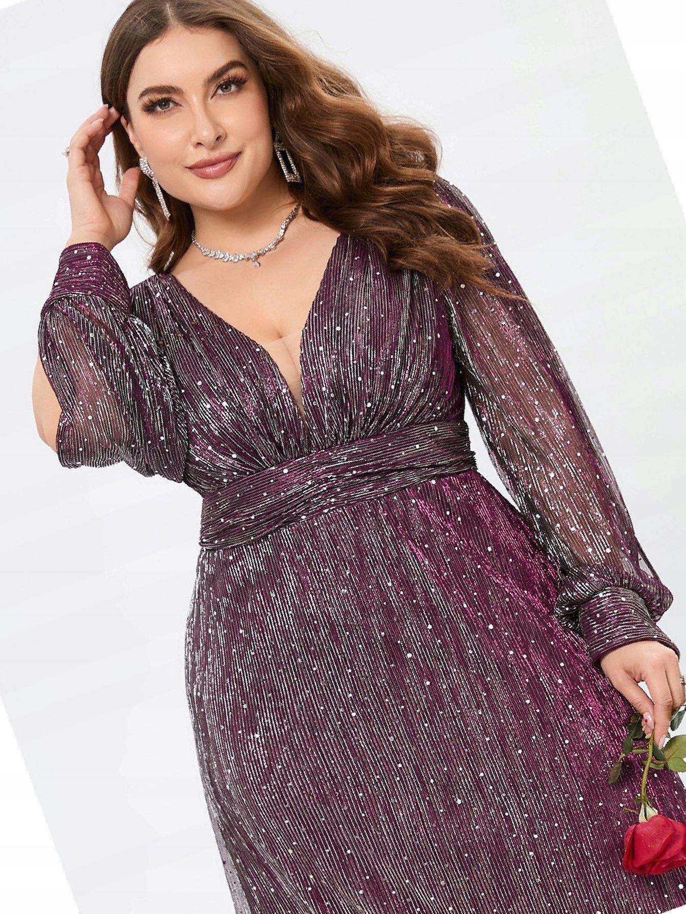Šaty s hlubokým výstřihem zdobená plesovou fialovou XXL 44