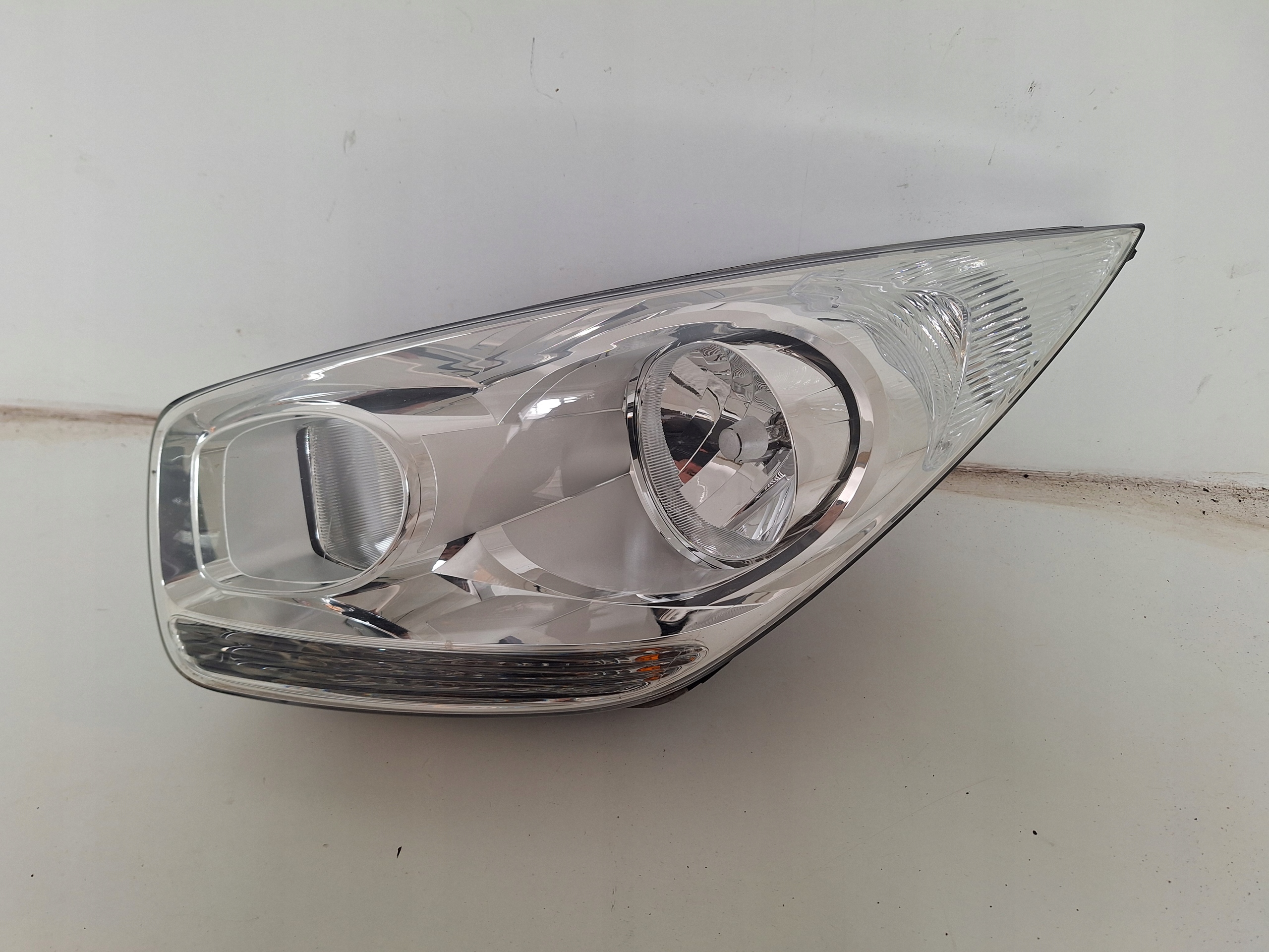 REFLEKTOR LEWY PRZOD KIA VENGA 92101-1P000 LAMPA EUROPA